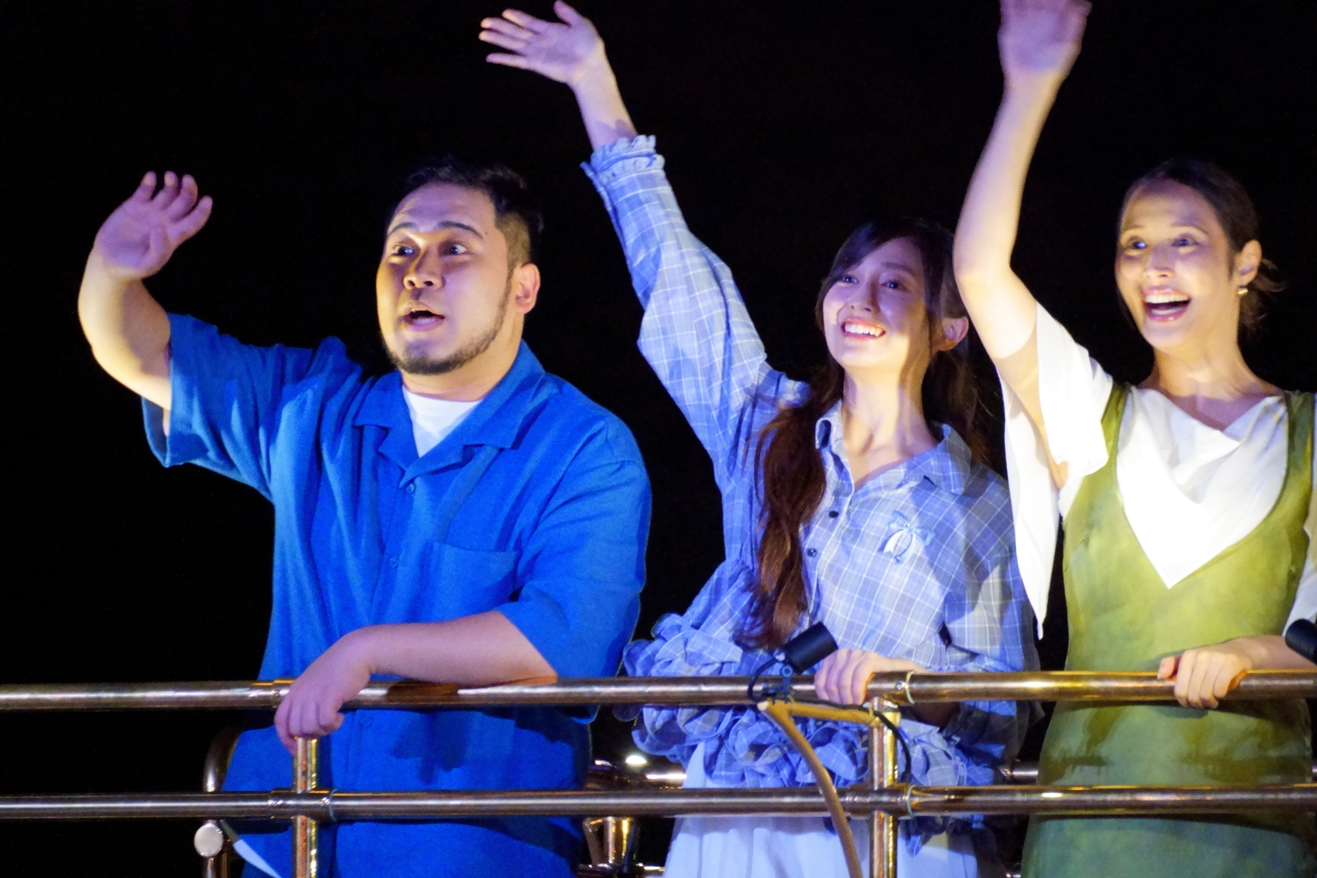 アトラス役 松井ケムリさん（令和ロマン、左）、スナッピー役 井上和さん（乃木坂46、中央）