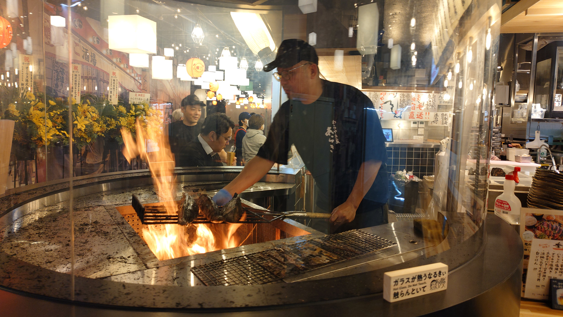 カツオの身を、藁で起こした火で豪華に焼き上げる！