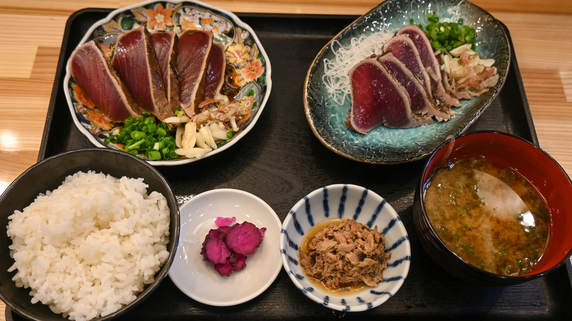 鰹どっちもたたき定食。塩、たれの両方でタタキを楽しめる