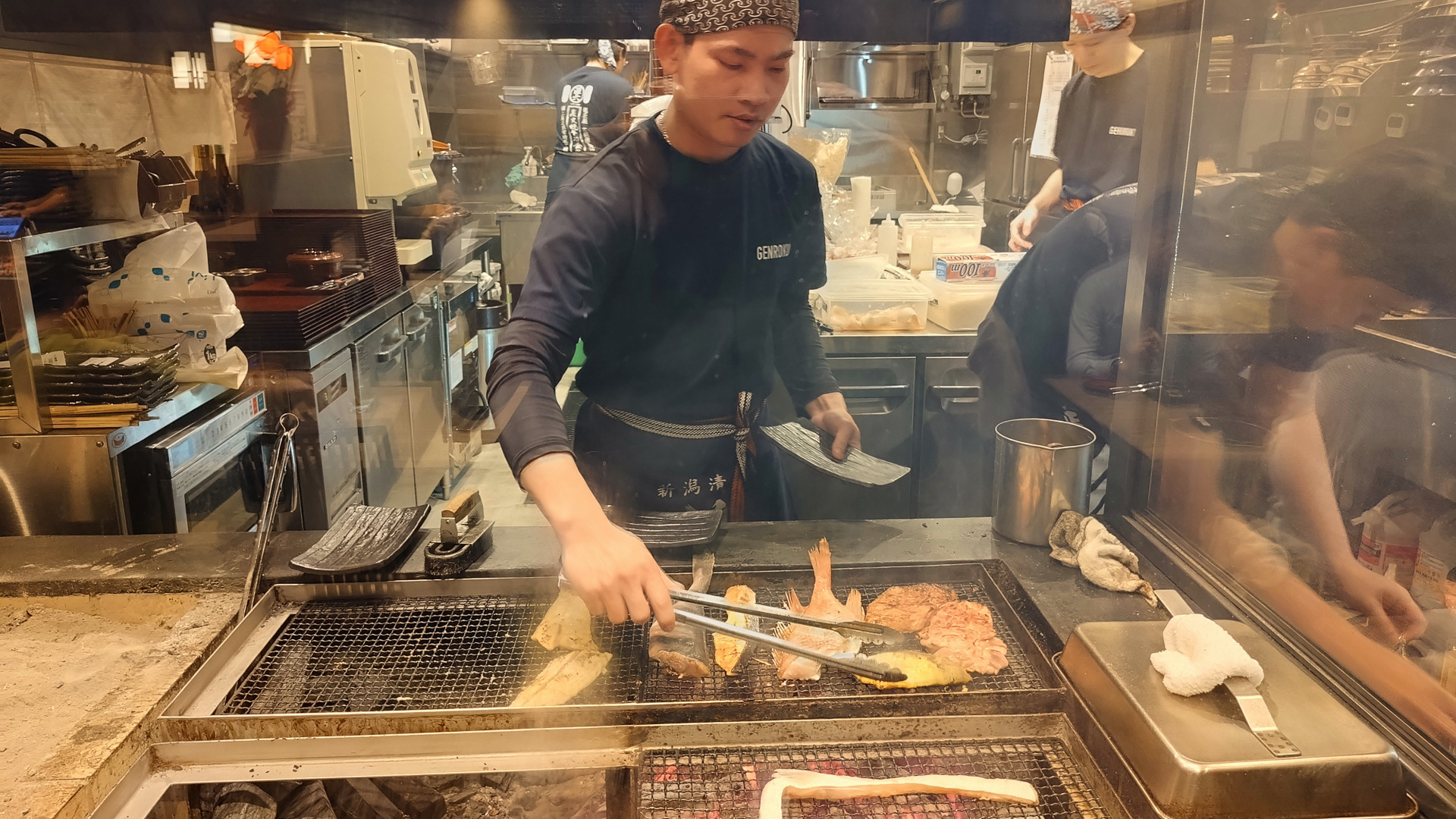 炭火焼で魚を焼き上げる！