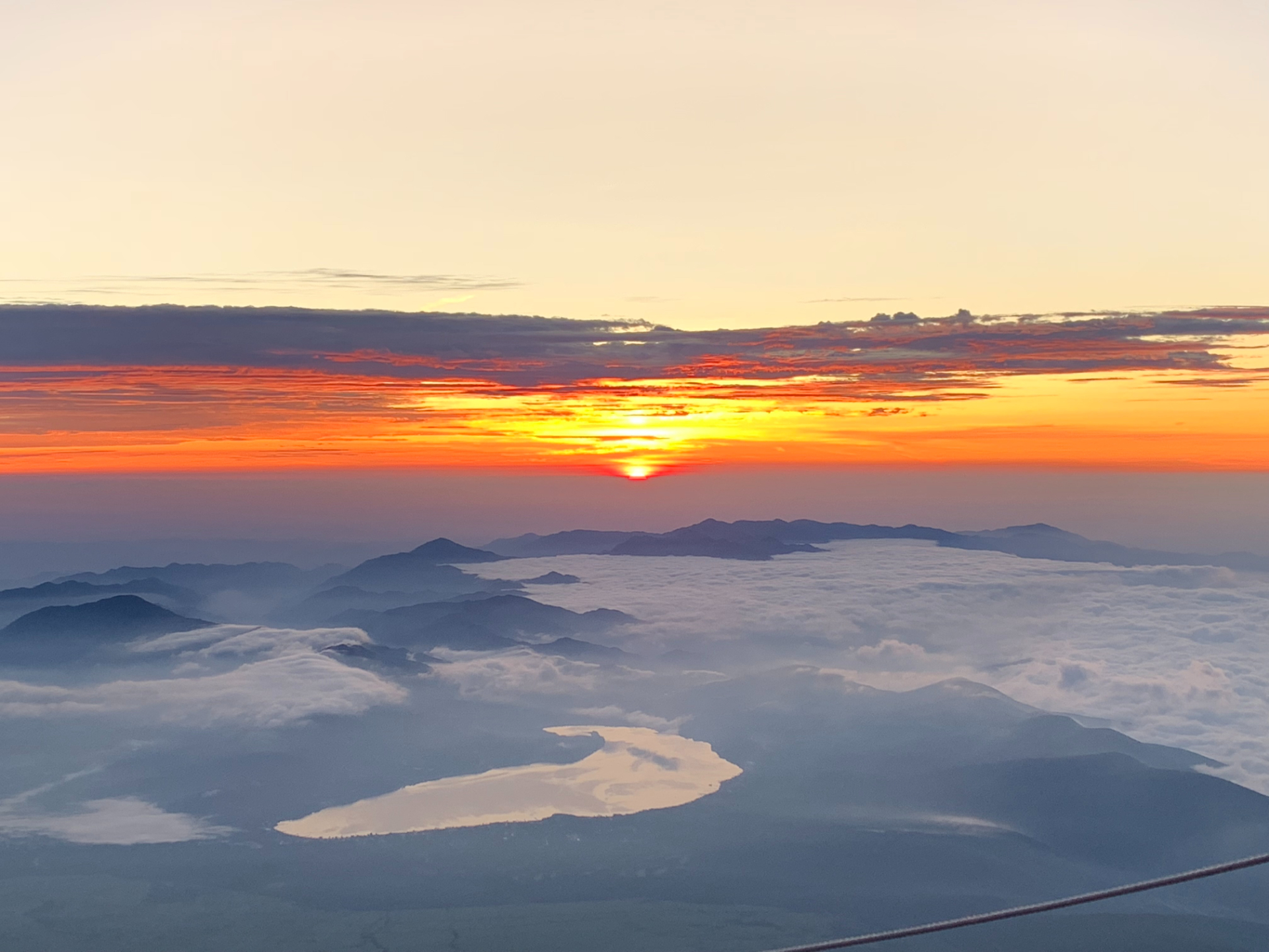 During an early morning ascent on the Yoshida Trail, climbers may be able to witness a breathtaking sunrise and a vast sea of clouds, even before reaching the summit.