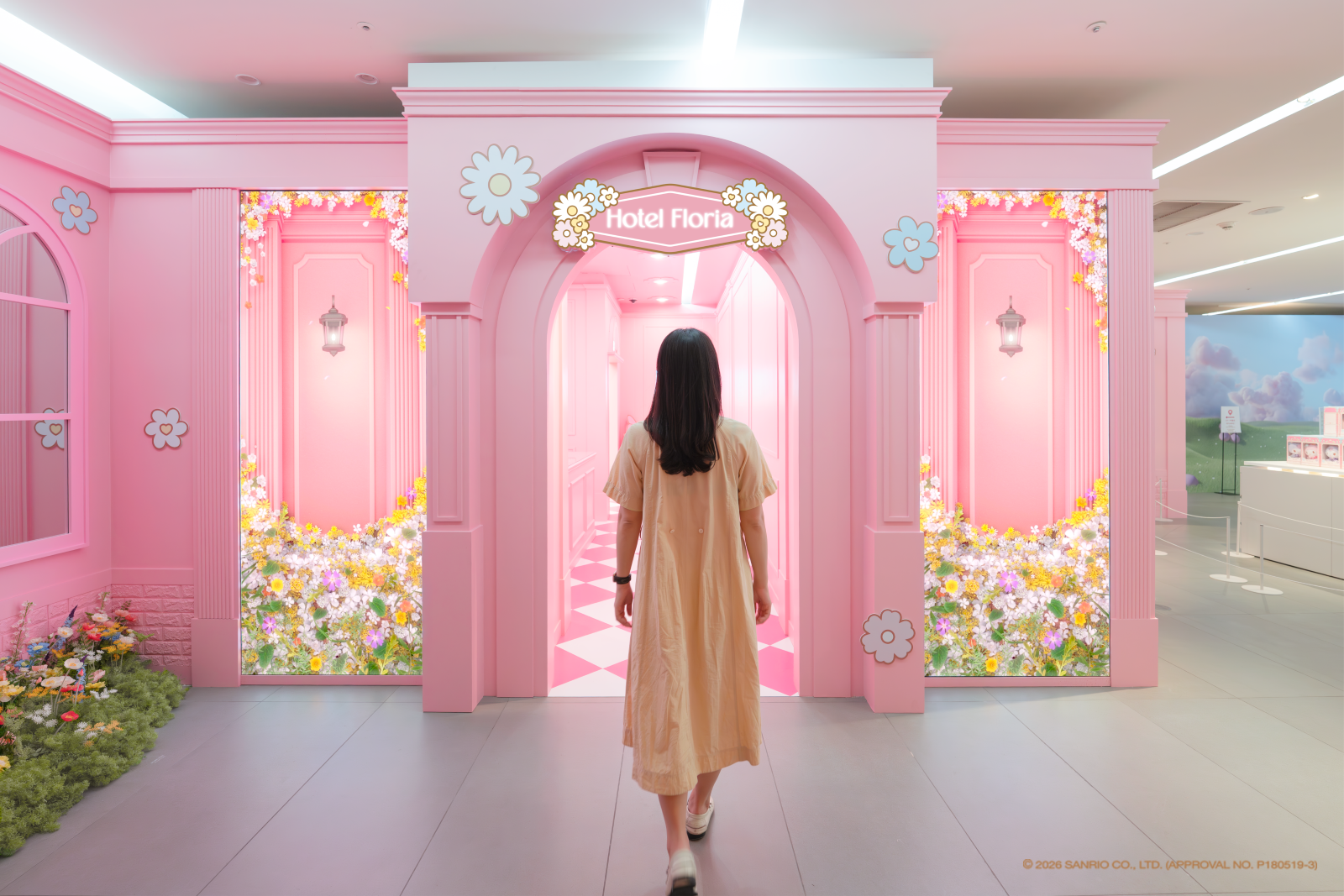 Arrive at the entrance of "Hotel Floria," the dream hotel envisioned by the Sanrio characters.