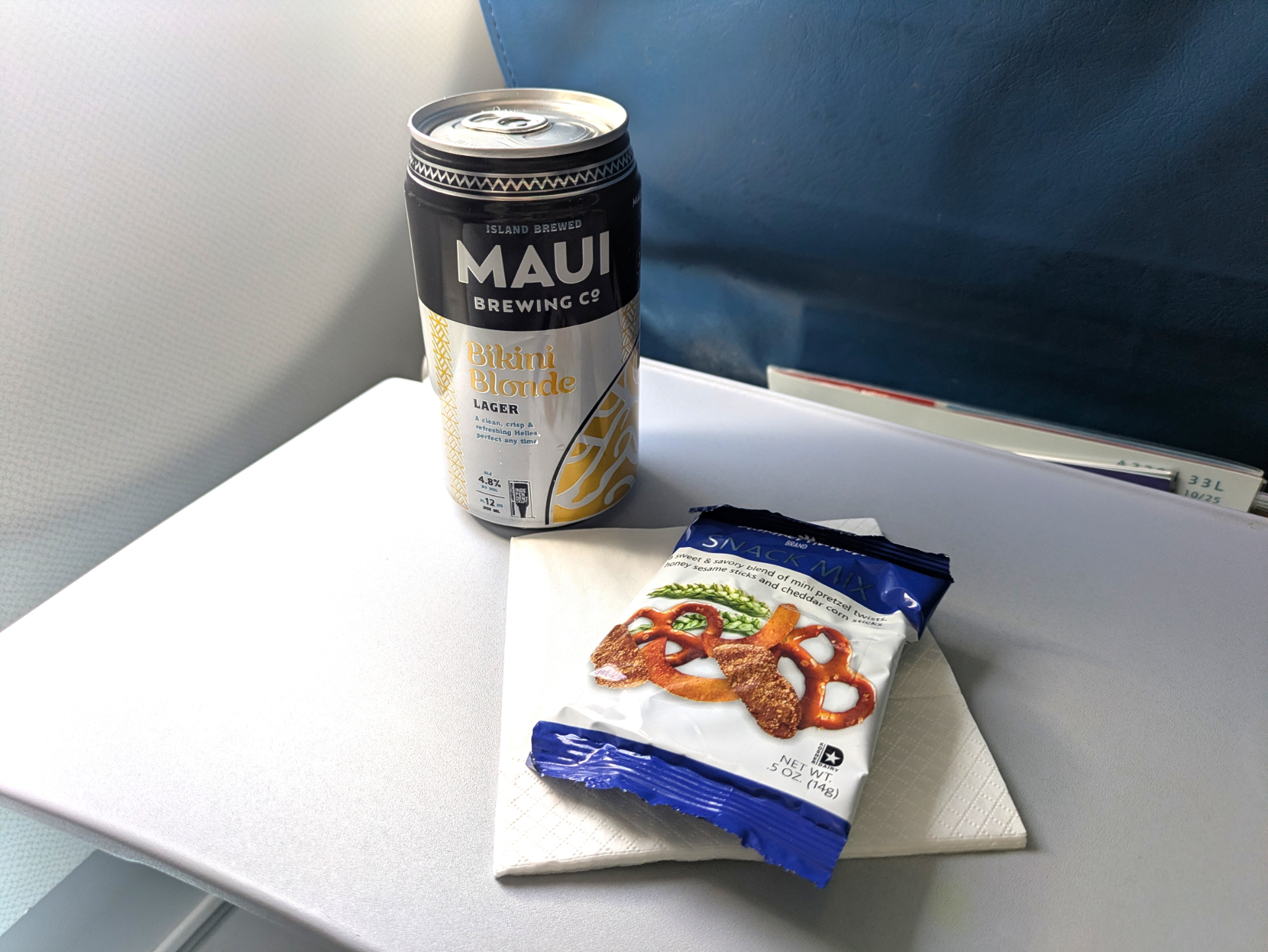 エコノミークラスではマウイ産のビール、ビジネスクラスではオアフ産のコハナラムのカクテルをいただくことができる