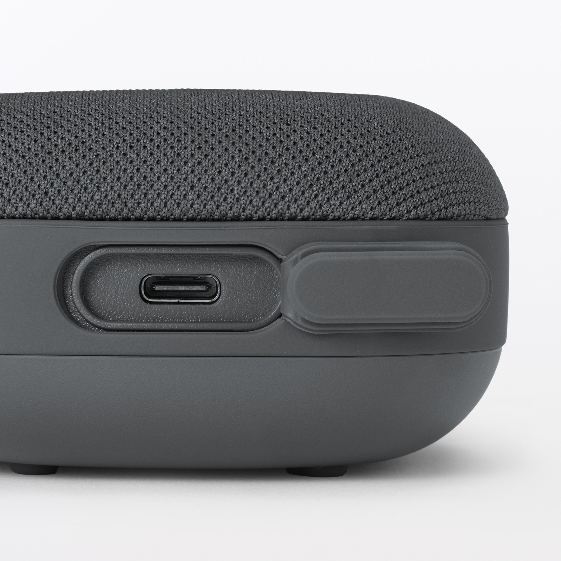 IPX5相当の防水性能を備えており、充電口（USB Type-C）にはカバーが付いている