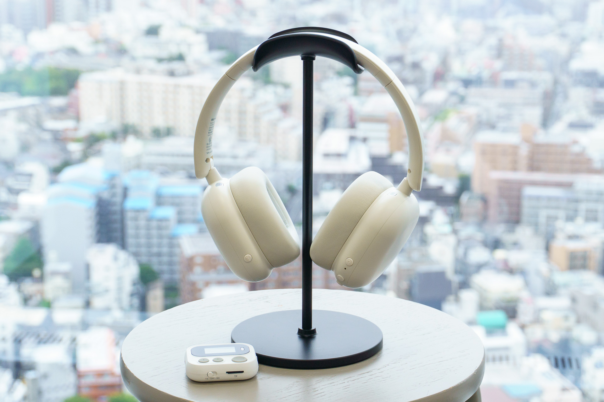 説明会は今年増設したばかりの新オフィスで開催。後半のオーディオ体験会では、外の景色を眺めながら音楽に没入できるエリアも設けられていた