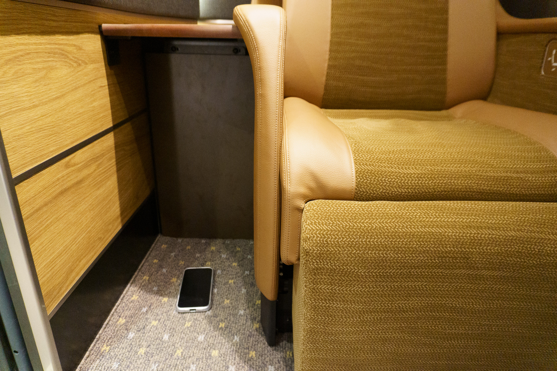 機内持ち込みサイズのスーツケースが収納できる、座席横の荷物スペース