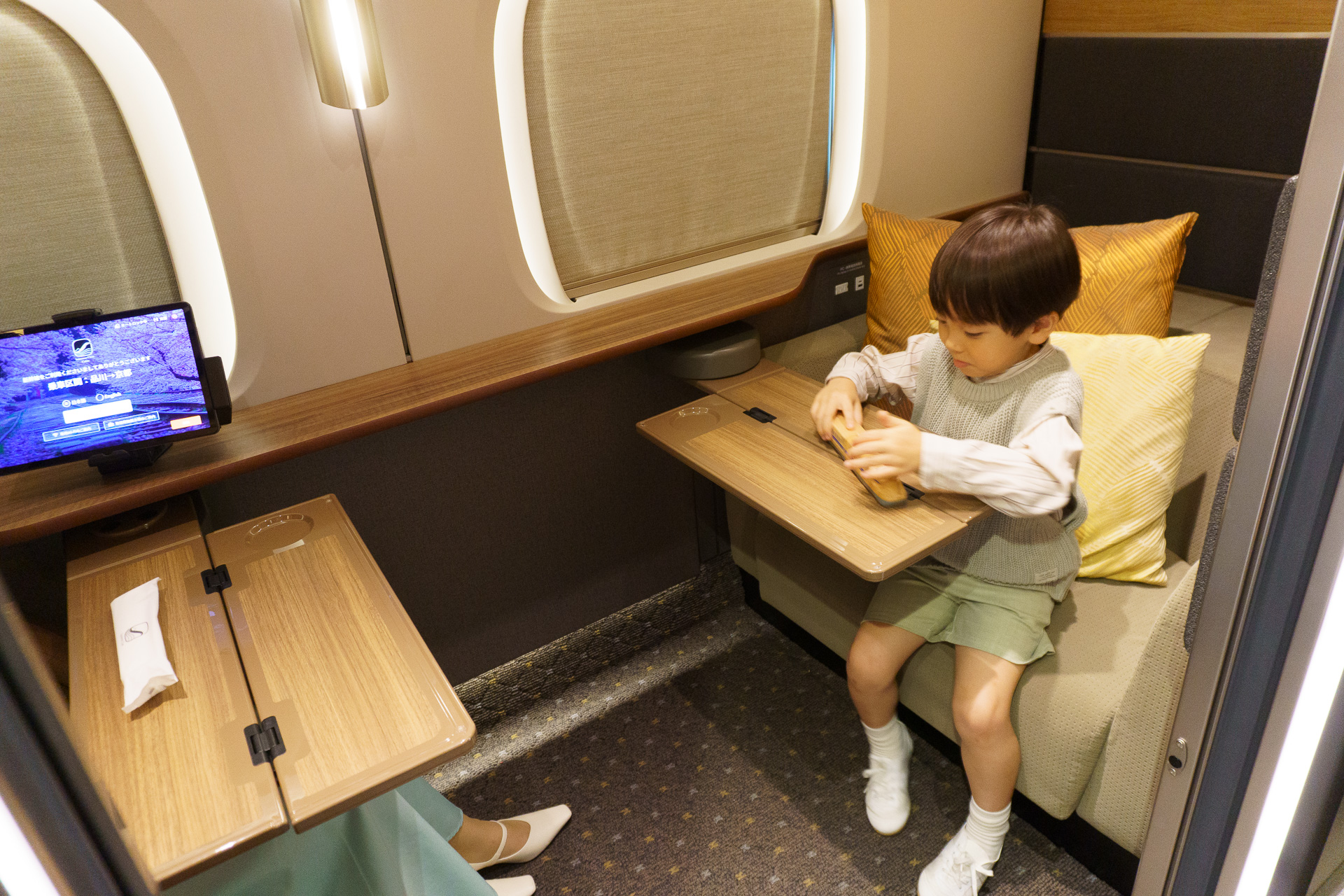 両方のテーブルを使用しても室内にはゆとりがある