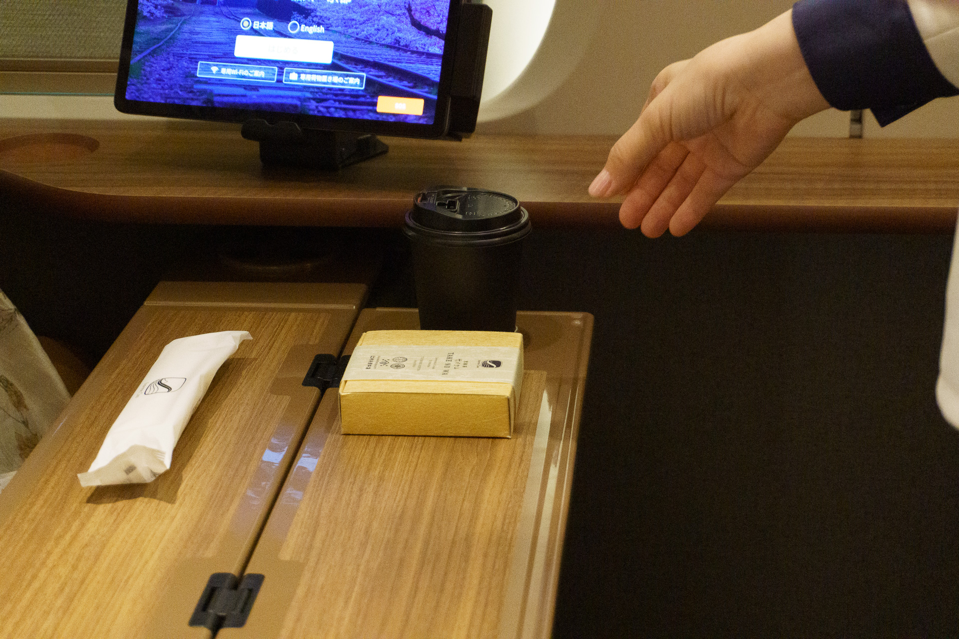 東京～新大阪で提供予定のホットコーヒーと京抹茶竹バウム