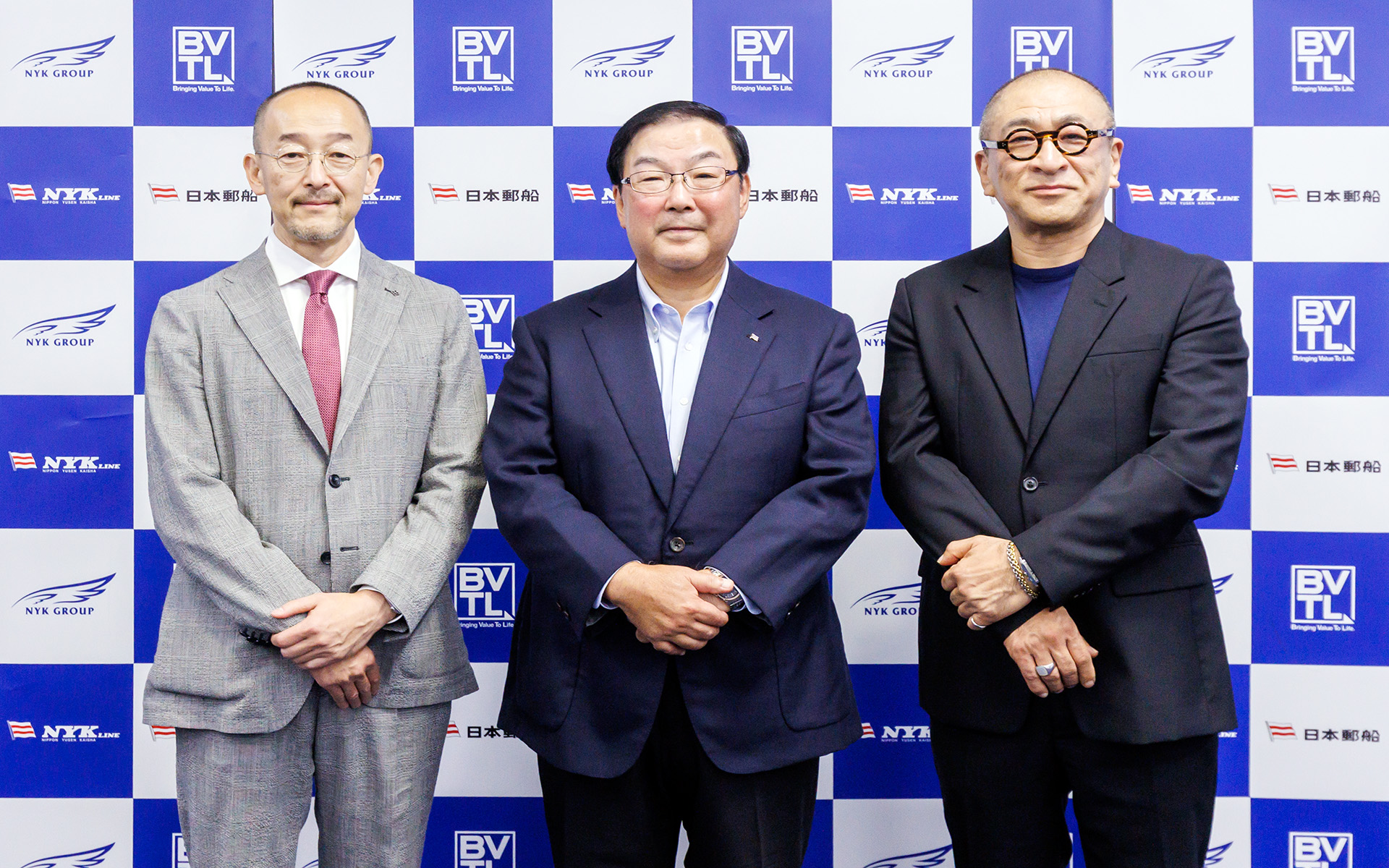 発表会に登壇した日本郵船株式会社 代表取締役社長 曽我貴也氏（中央）、株式会社ワンダーウォール 代表 片山正通氏（右）、株式会社タイソンズアンドカンパニー 代表取締役社長 寺田心平氏（左）