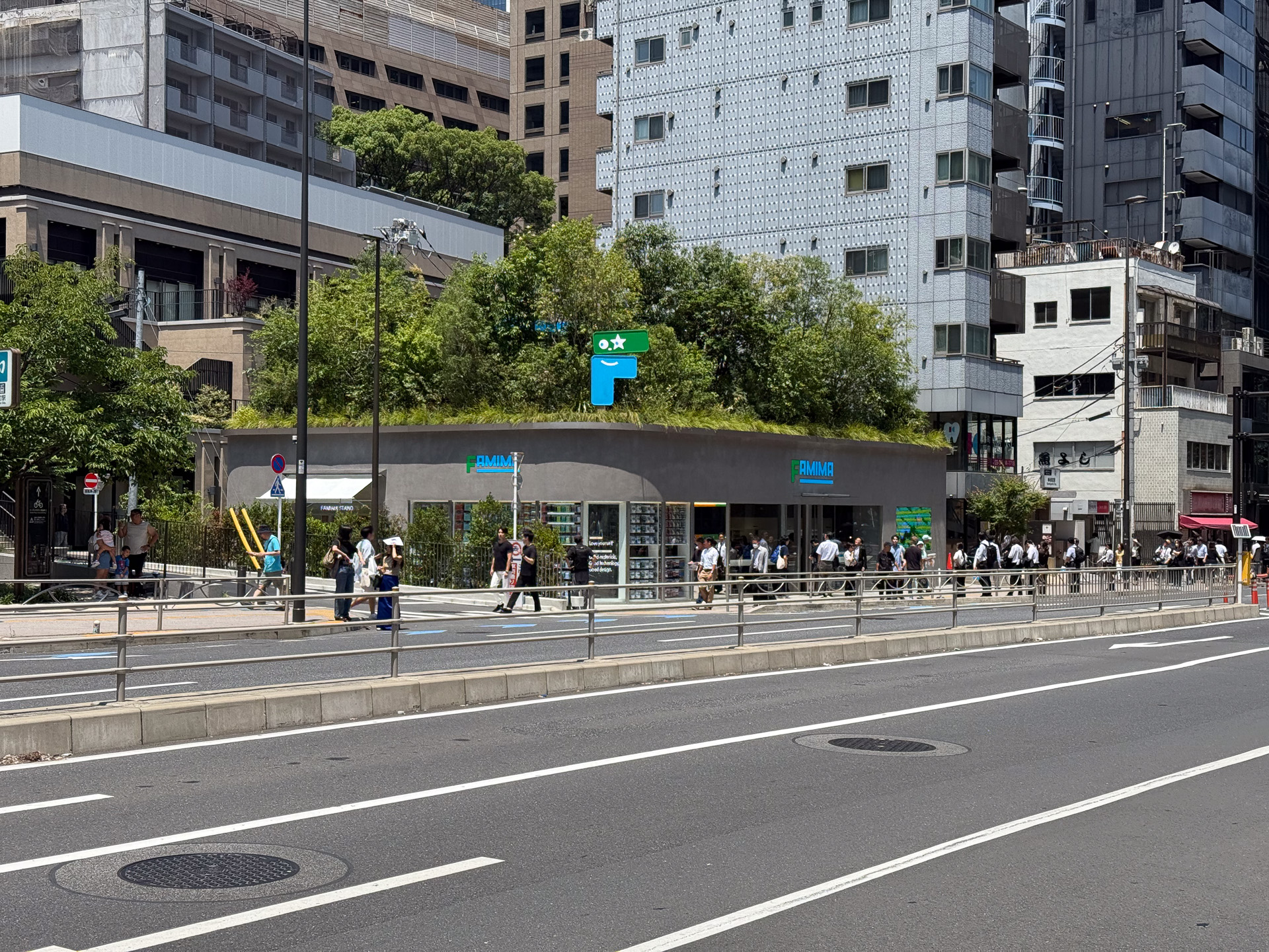 FAMIMA PARK AZABUDAIの店舗全体。従来のファミマとはまったく雰囲気が異なるのが伝わるはず