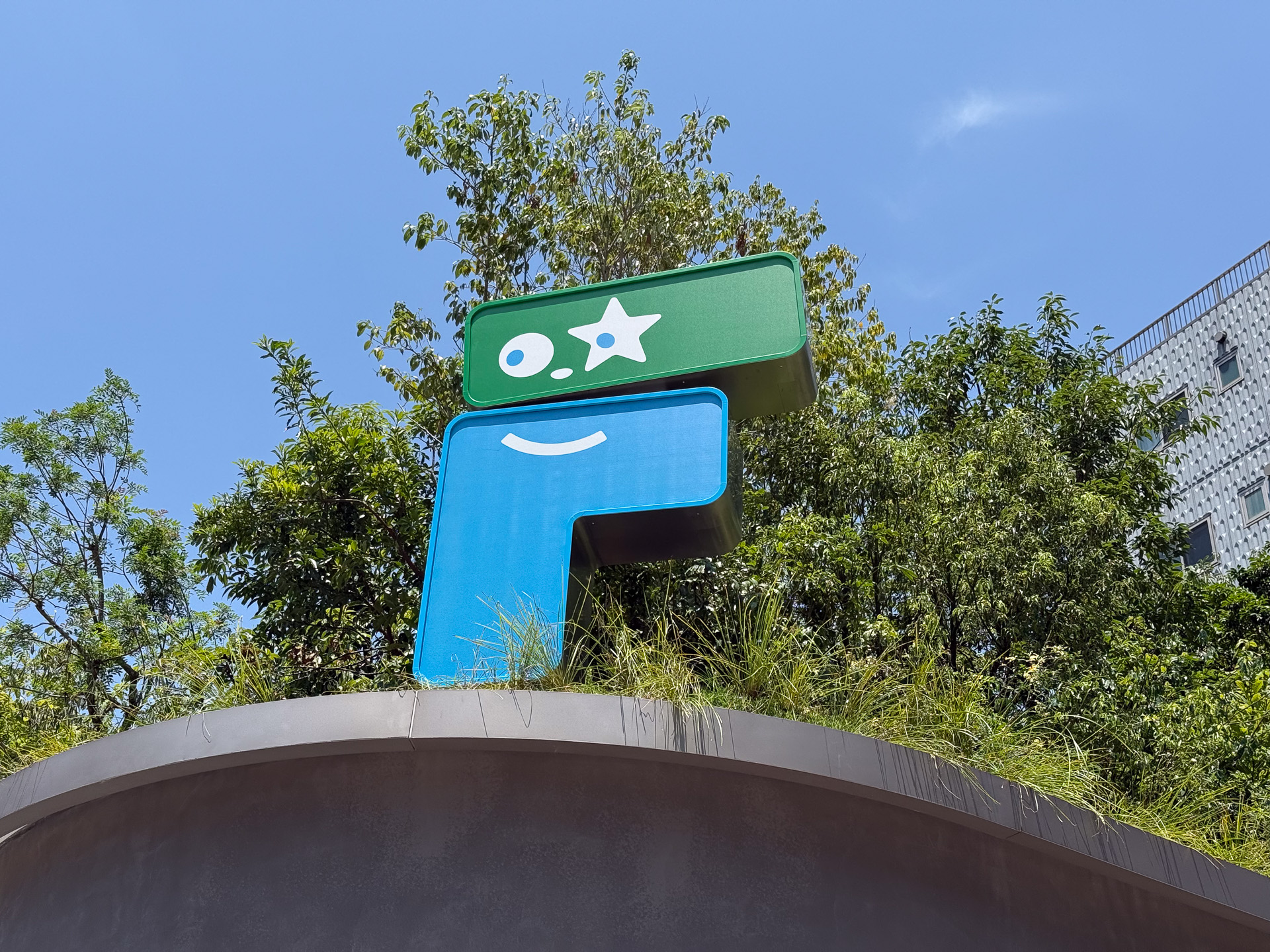 「FAMIMA」ブランドの公式キャラクターが店舗サインとして掲げられている