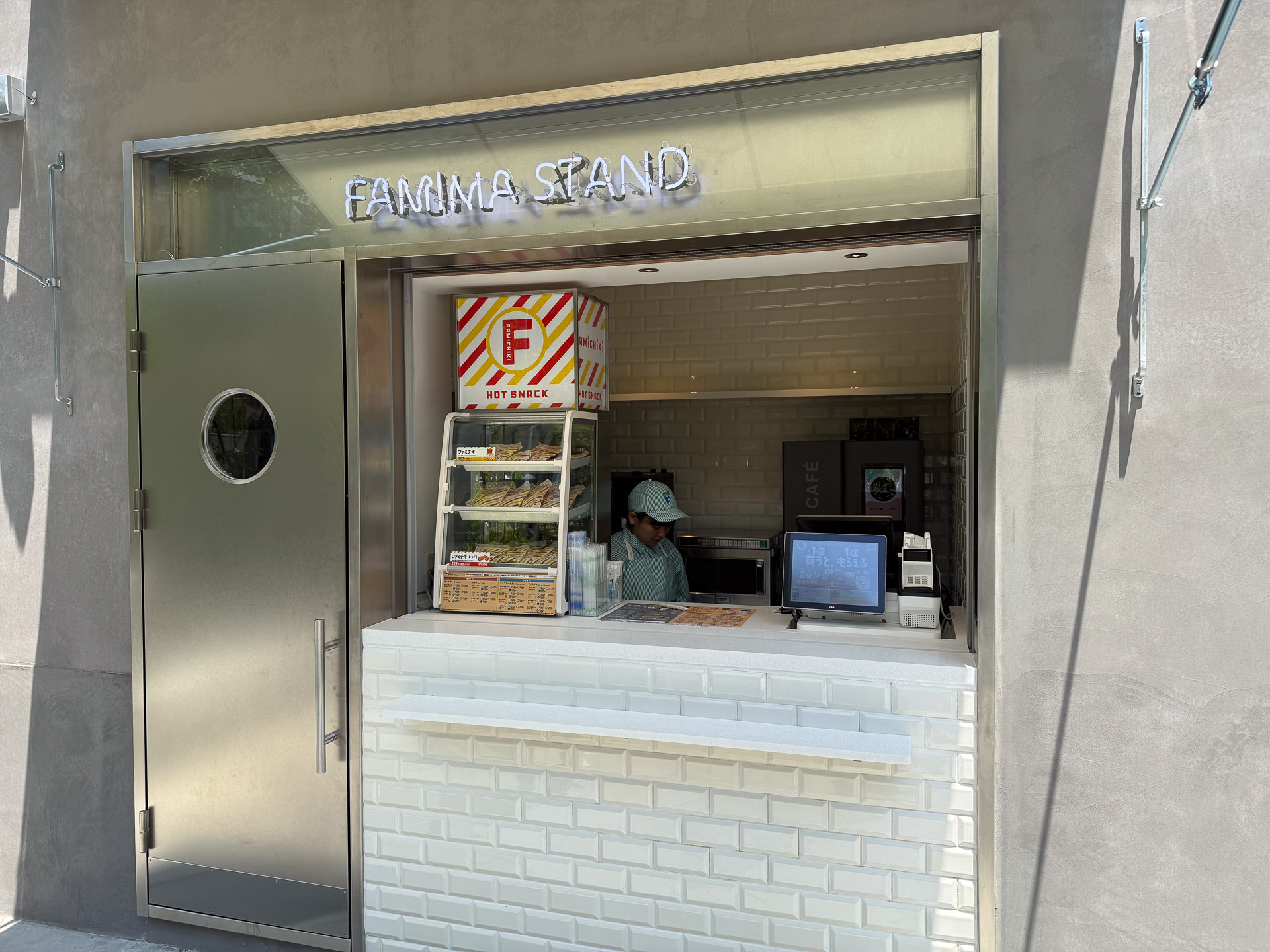 店舗の正面左手には店外から直接アクセスできるドリンクスタンドを備えている。ファミチキも買える