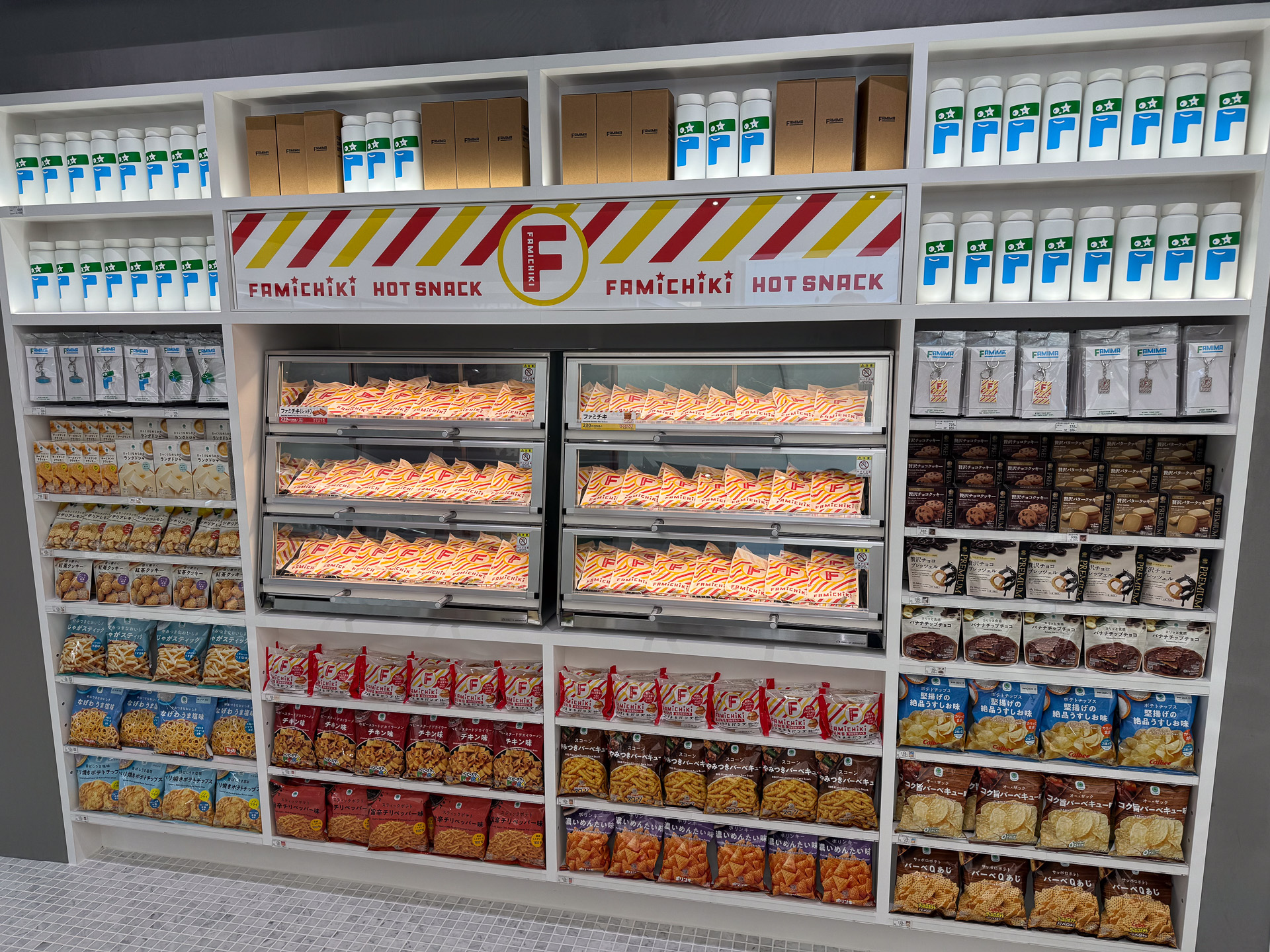 有人レジ左手にはセルフで取り出すファミチキの販売ゾーン