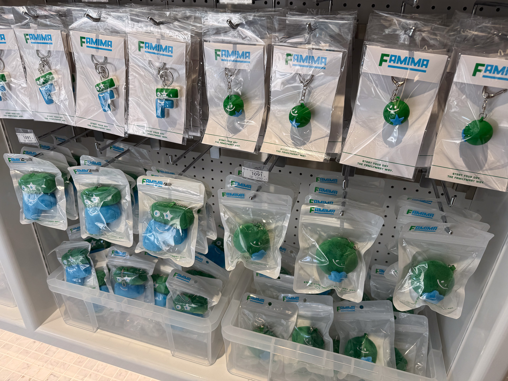 店内入って右手にFAMIMAロゴのアイテムがずらり