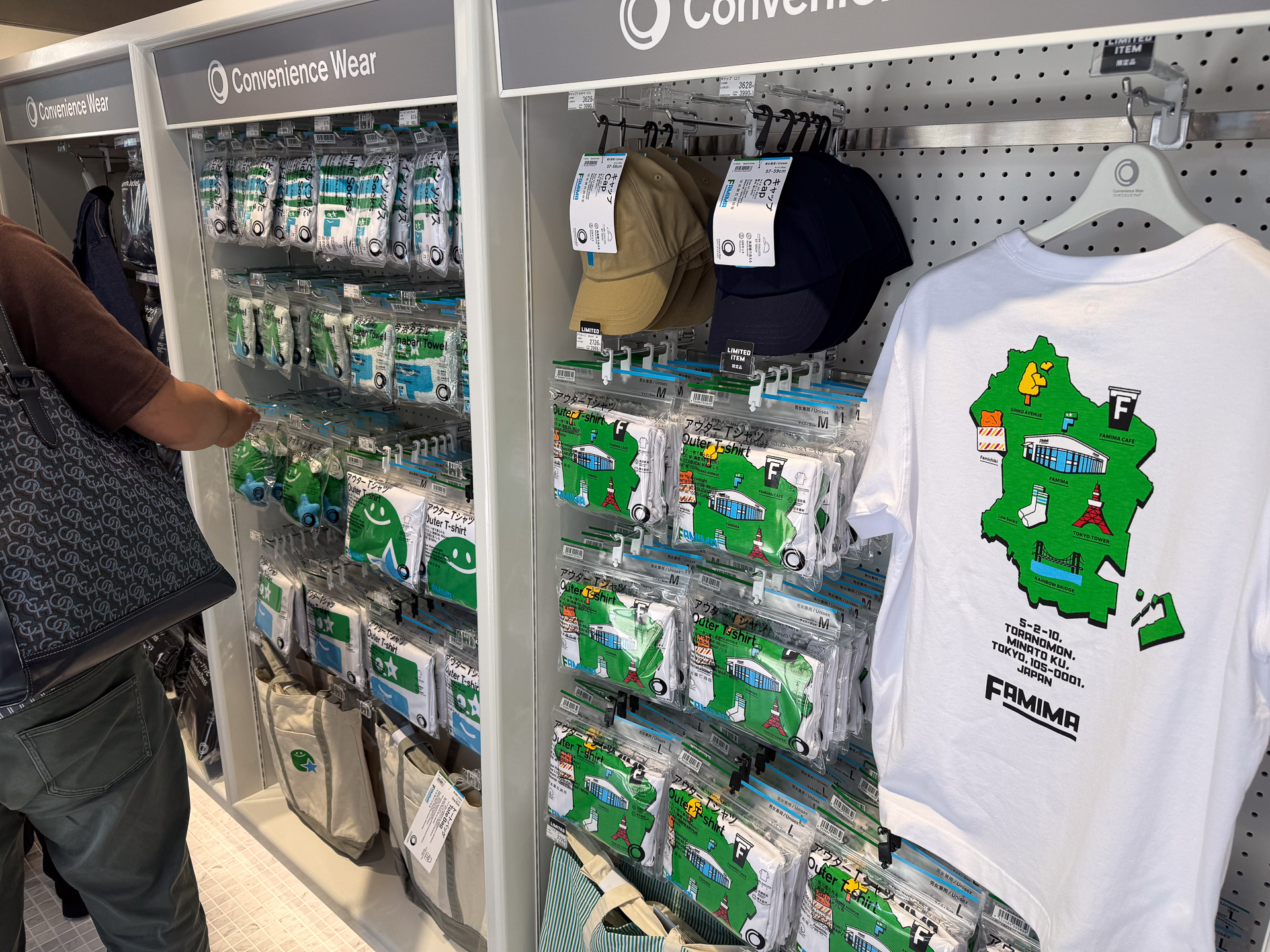 店内入って左手にコンビニエンスウェア。写真のTシャツは旗艦店限定のアイテム