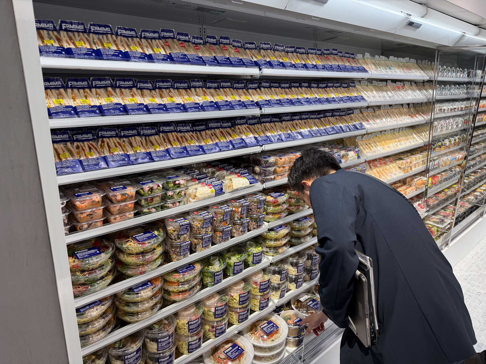 濃紺のラベルは都市型店舗限定の“ちょっといいご飯”のデリカテッセン