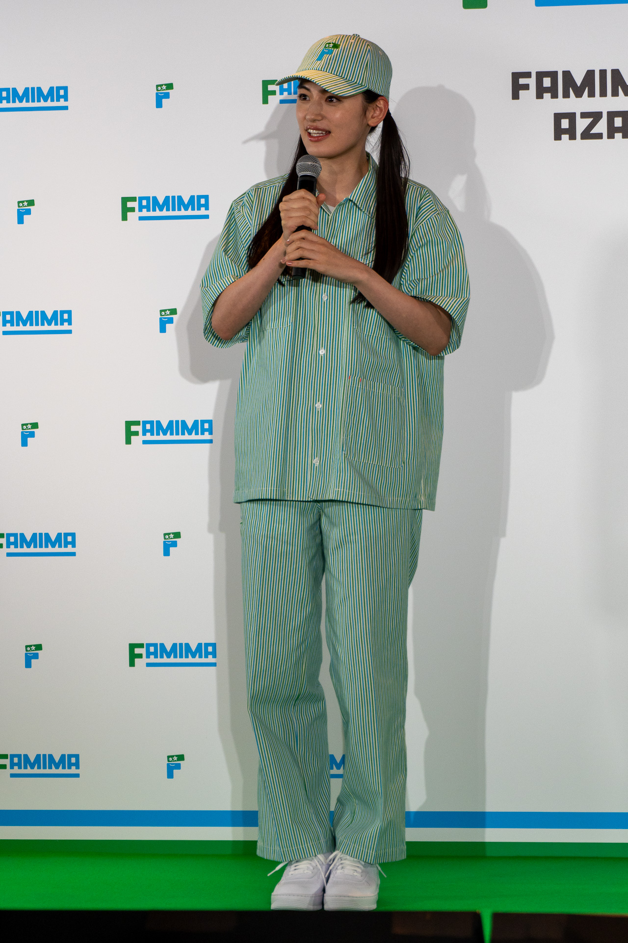 FAMIMA PARK AZABUDAIのユニフォームを身にまとった吉田鋼太郎さんと八木莉可子さん