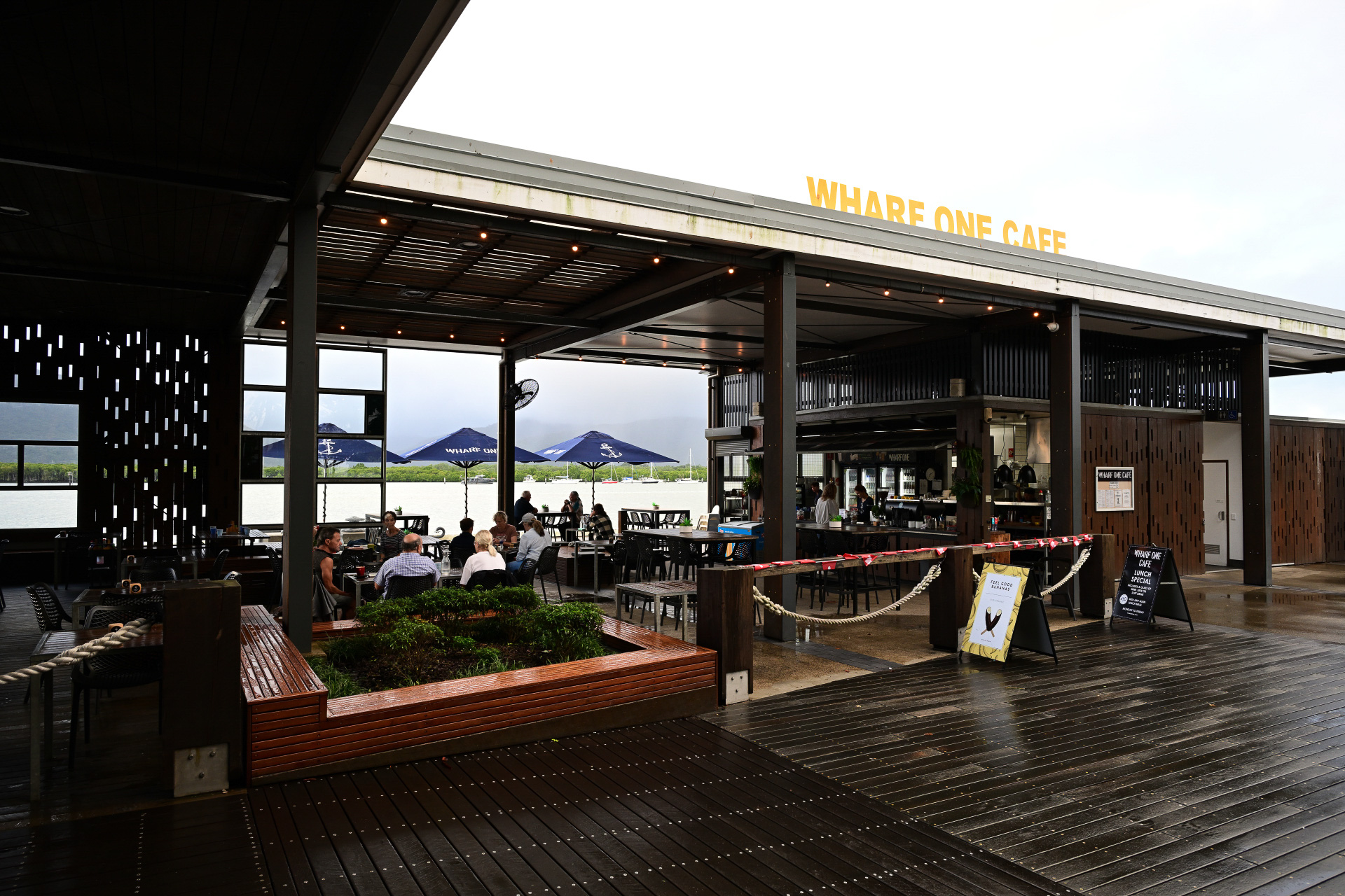 マリーナ近くにあるWharf ONE Cafe。オープンエアの建物は朝の心地よい風が流れ込んでくる