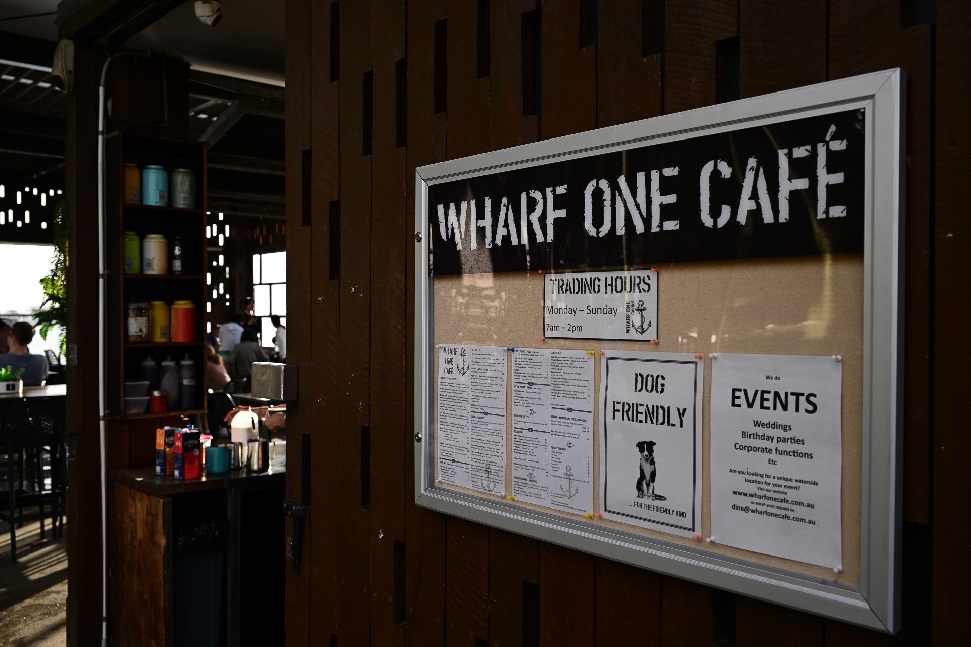 マリーナ近くにあるWharf ONE Cafe。オープンエアの建物は朝の心地よい風が流れ込んでくる