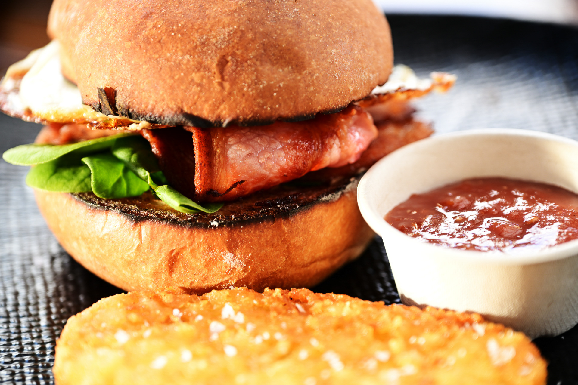 筆者がオーダーした「Brekky Burger」。カリカリのベーコン、目玉焼き、ほうれん草などをはさんだバーガー。朝の空腹を満たしてくれる満足度の高い一皿だった