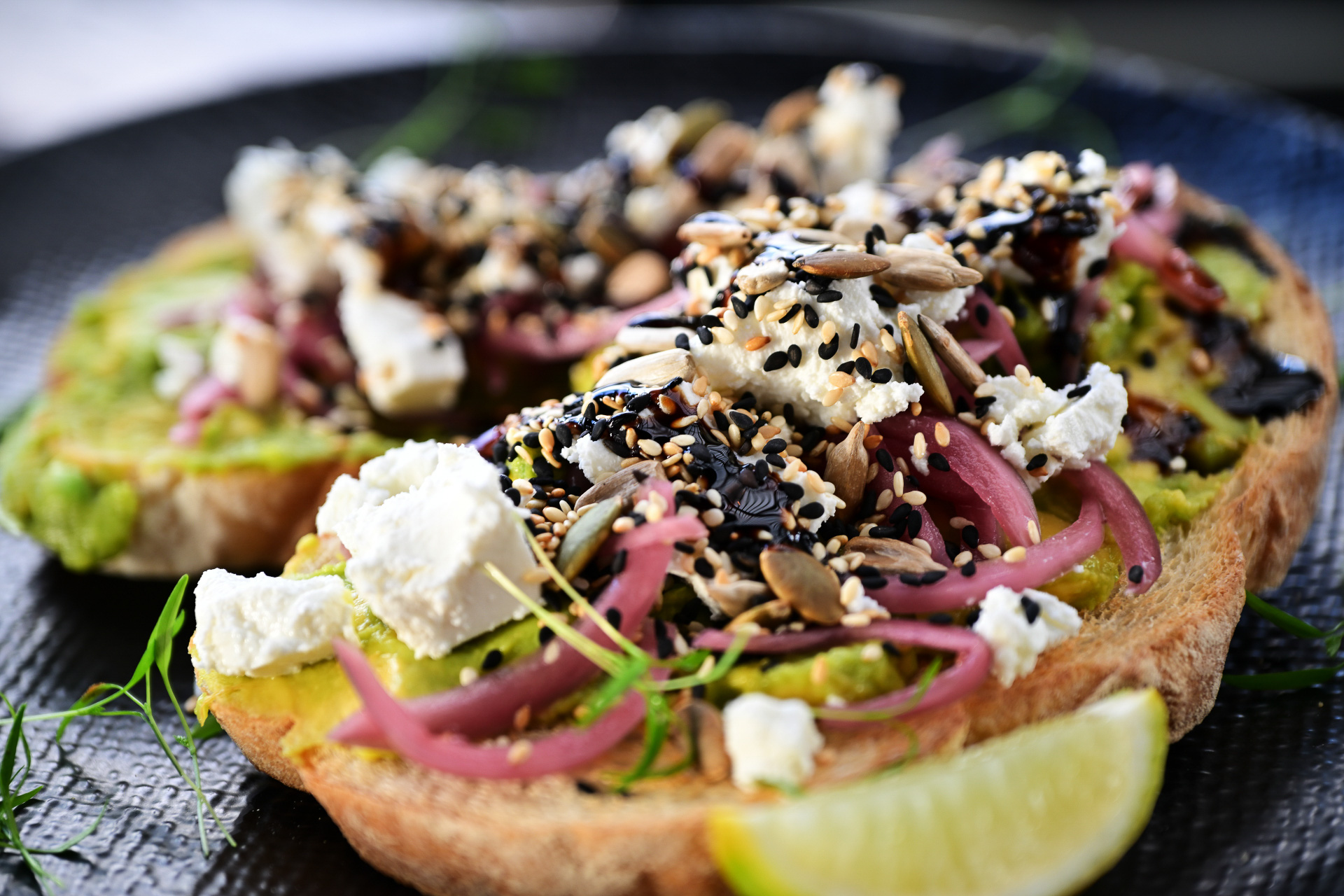 アボカドトーストの「The'Avo'」。地元産のアボカドにフェタやピクルスを合わせた一皿。ケアンズ近郊はアボカドの生産地でもある。アボカド好きにはたまらない