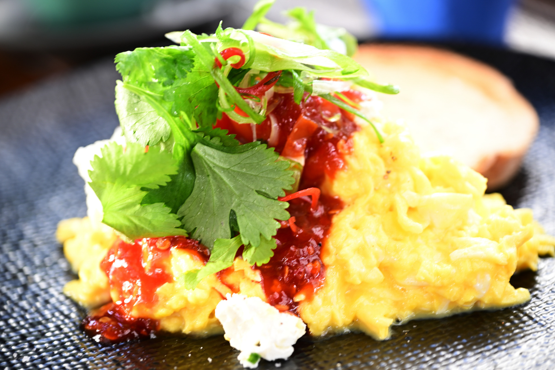 スクランブルエッグにフェタ、チリジャム、コリアンダーを添えた「Chili Scramble」。チリジャムの甘辛さが朝の目覚めにあう