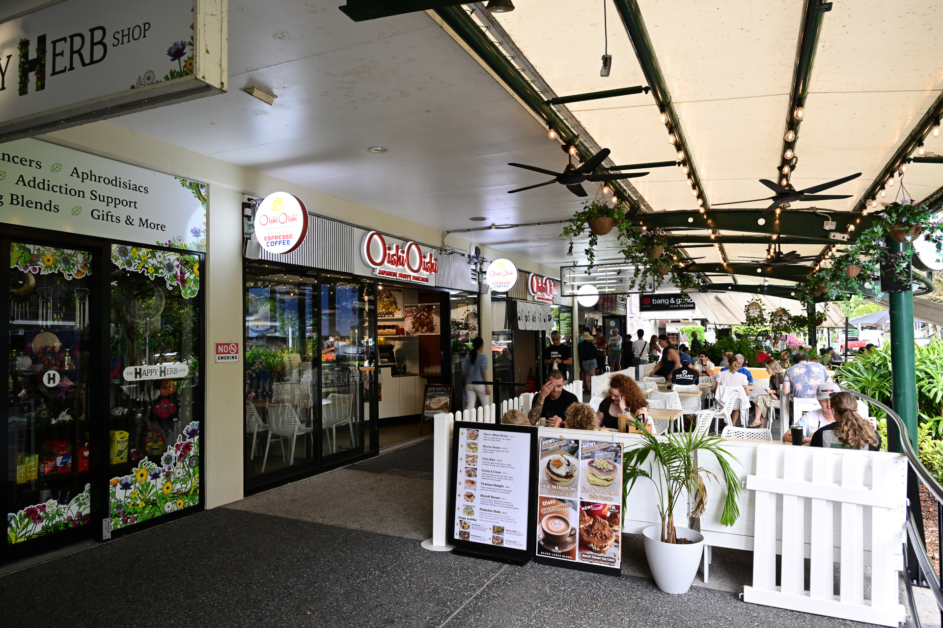 ケアンズシティ中心部には、通り沿いやアーケードにローカルなカフェや飲食店が点在する