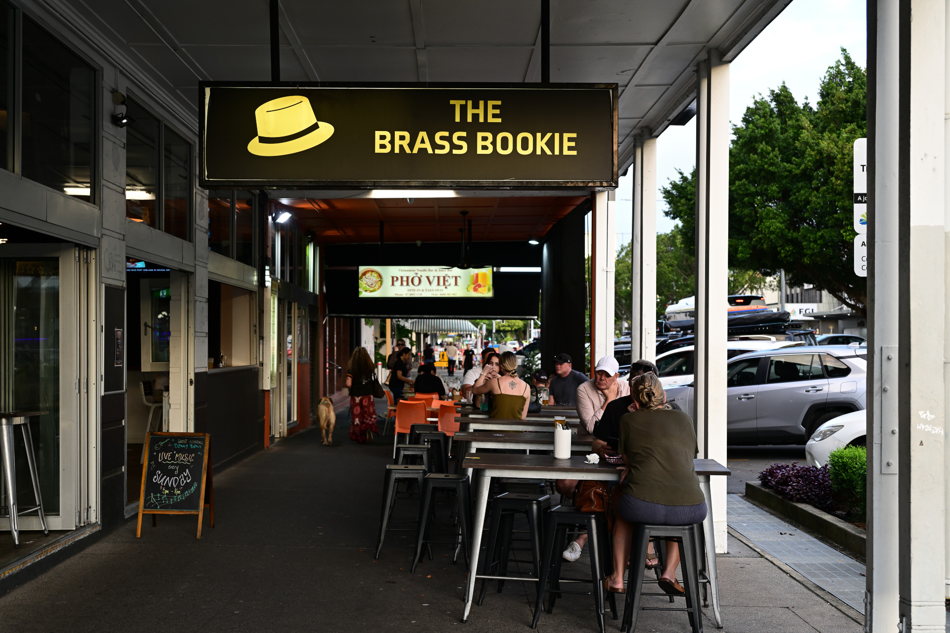 歩道沿いにテラス席を出す店も多い。朝からカフェやバーが営業しているので、地元のオージーは皆それぞれお気に入りのお店があるという