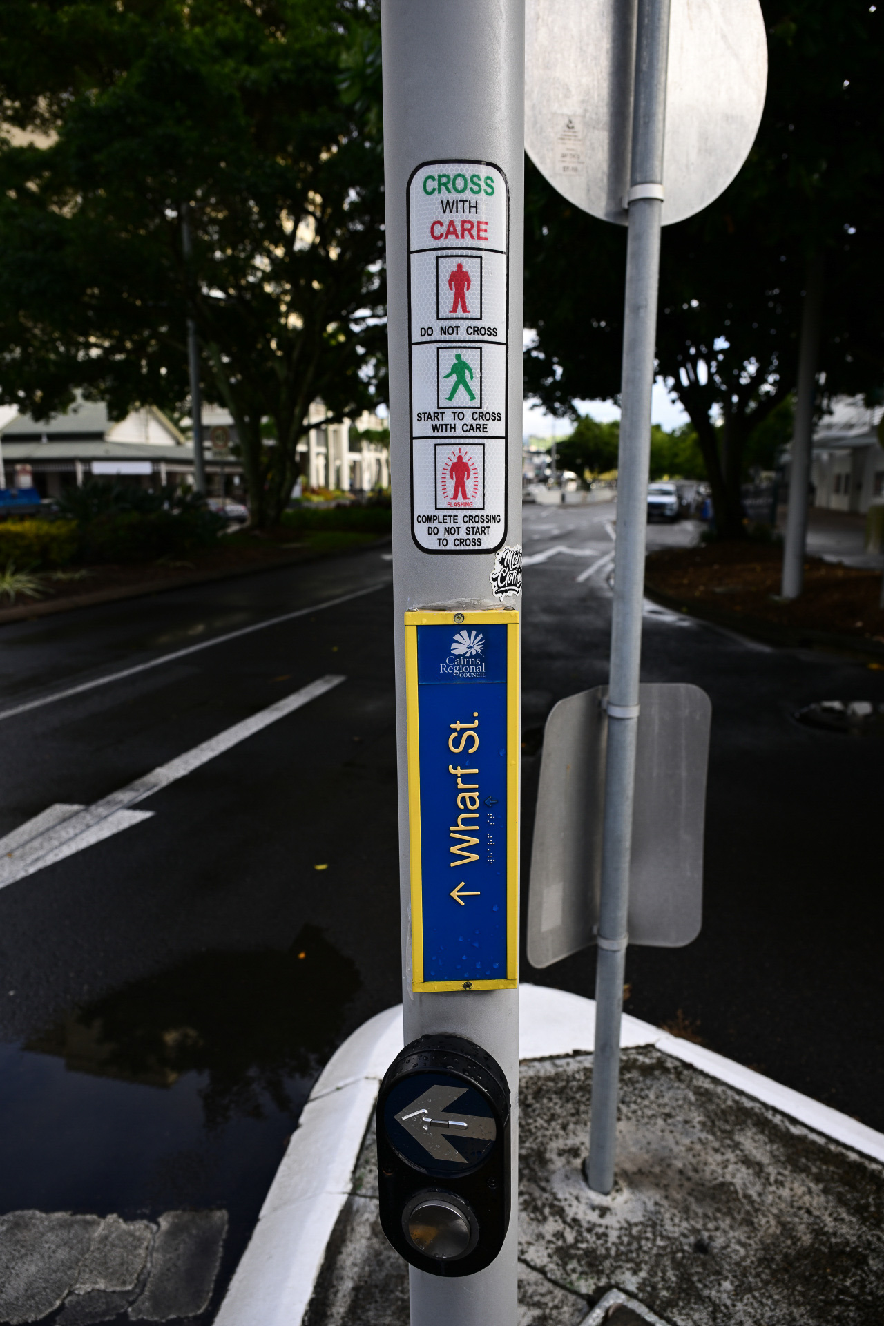 歩行者用信号の押しボタン。赤点滅や「DON'T WALK」では新たに渡り始めない