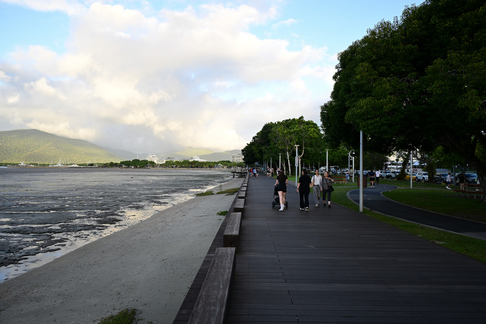 夕方のエスプラネード。日差しが落ち着くと、海沿いを歩く人の姿も増えてくる