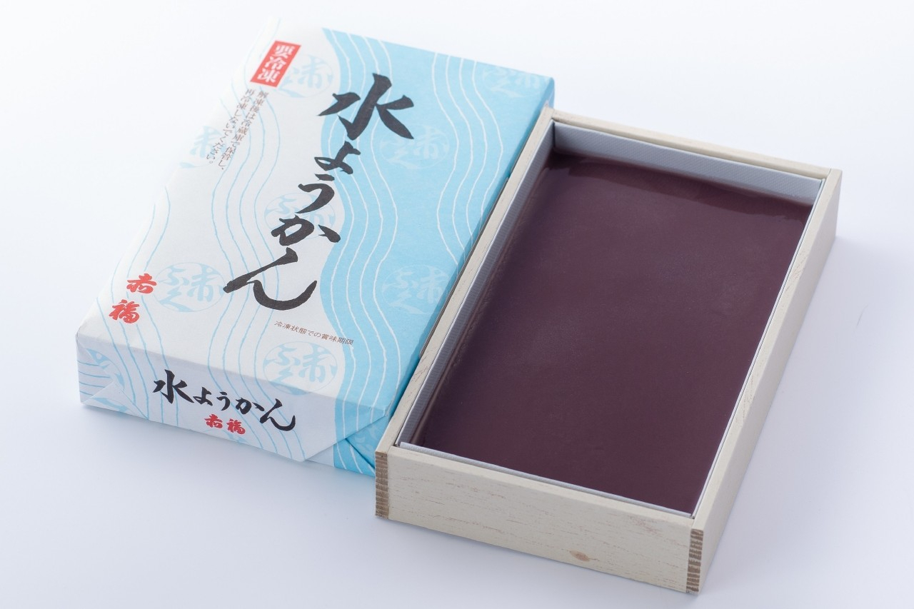 折箱いっぱいの“一枚流し”「赤福水ようかん」。よく冷やして、ヘラで切り分けながら食べる