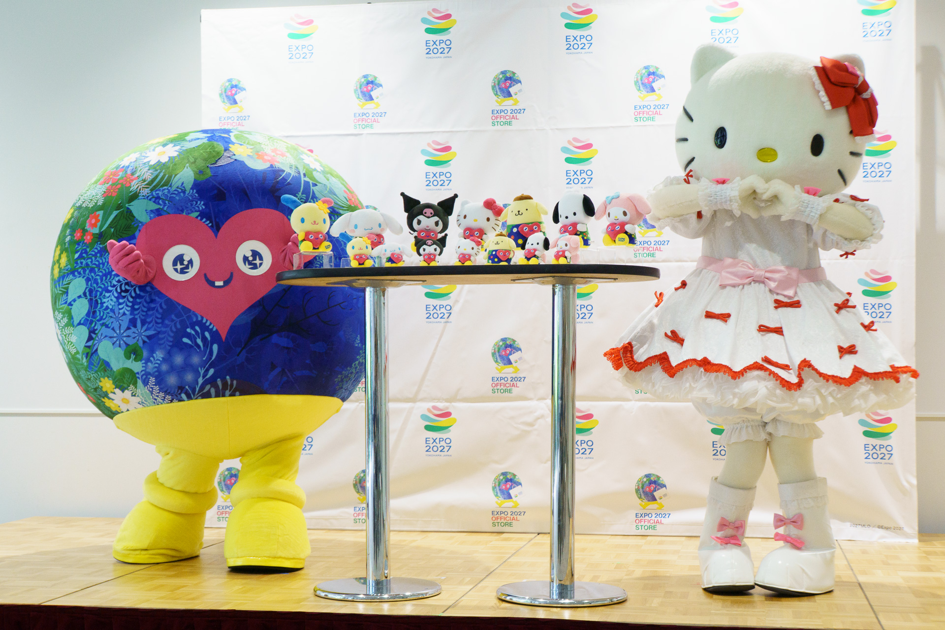 お披露目会でさまざまなポーズを決めてくれたハローキティとトゥンクトゥンク