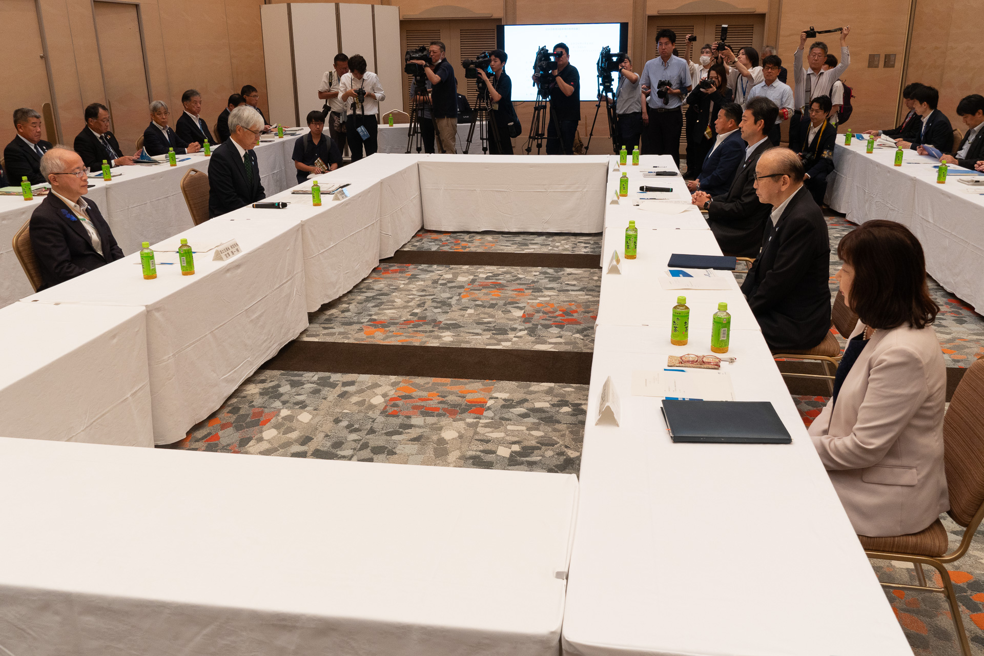 成田空港滑走路新増設推進協議会の様子