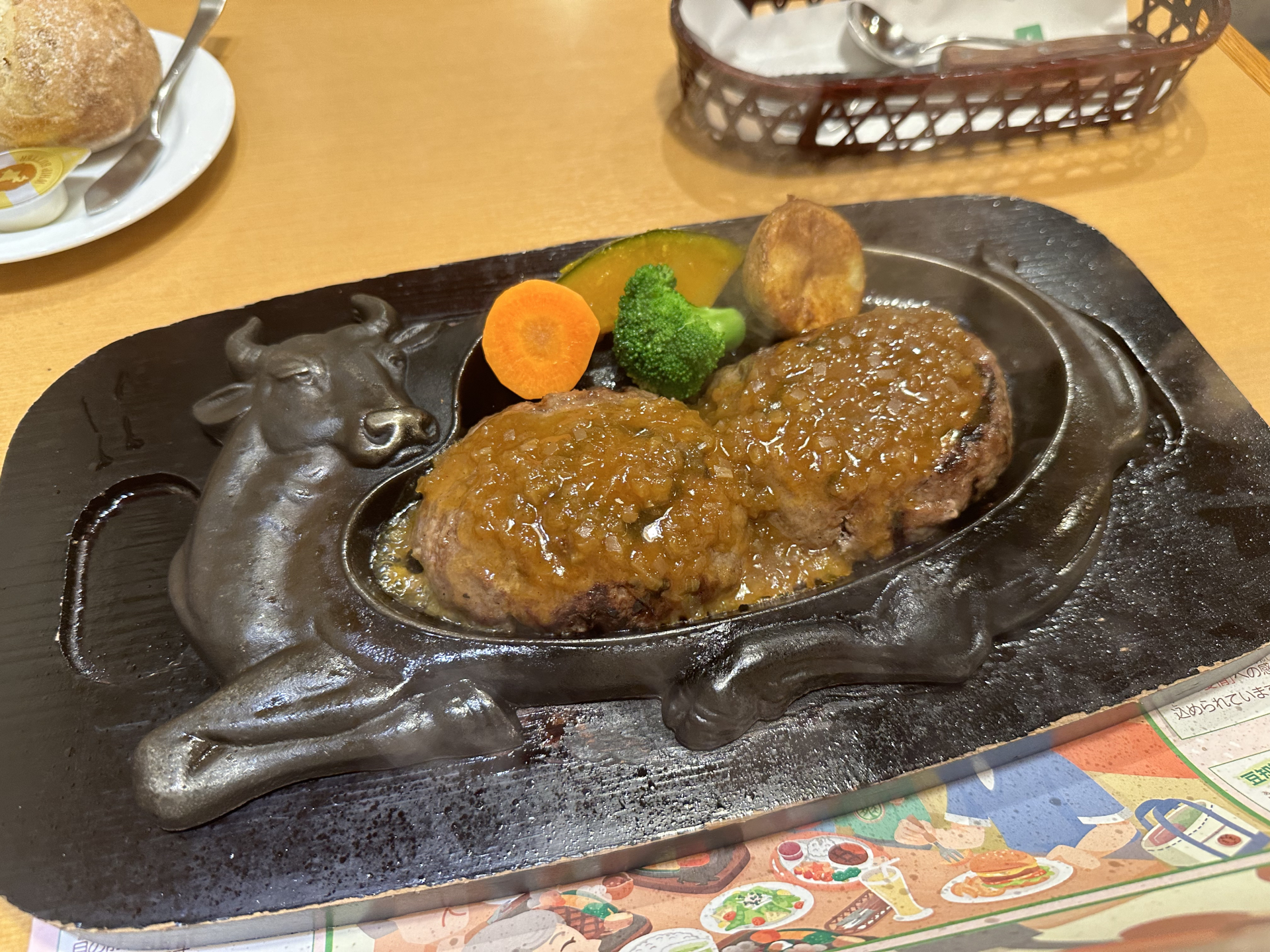 牛肉100％使用・炭焼きの看板メニュー「げんこつハンバーグ（250g）」。スタッフが客の目の前でカットし、熱々の鉄板に押し付けて仕上げる