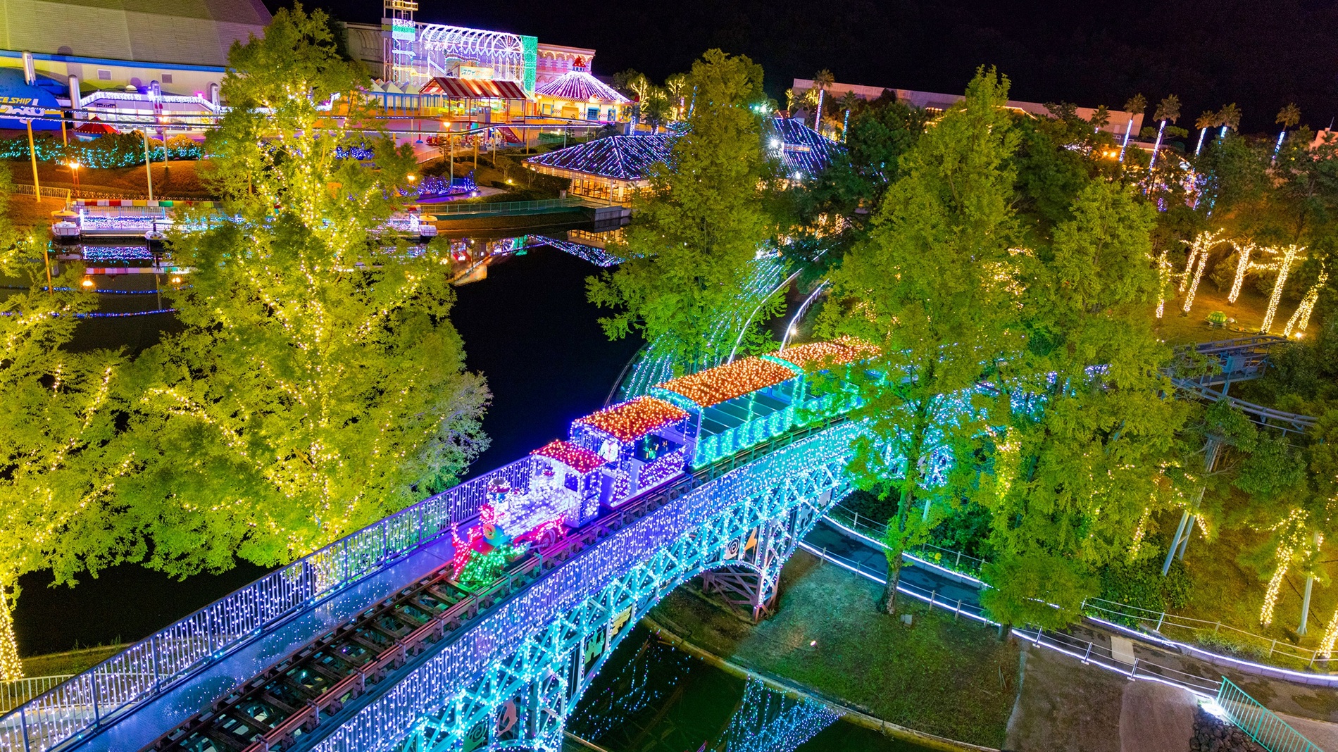 夜は約250万球の光が織りなす幻想的なイルミネーションも楽しめる