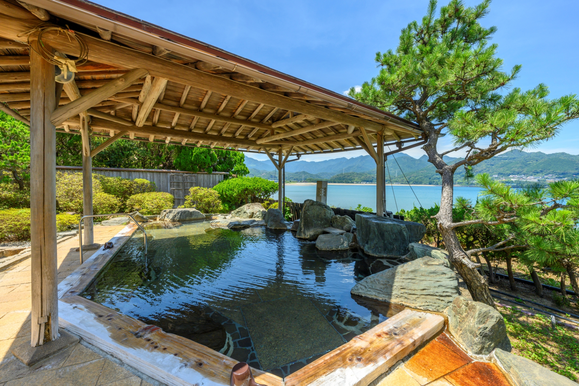 オーシャンビューの温泉宿「亀の井ホテル 那智勝浦」。露天風呂は開放感抜群！　ディナーでは、生まぐろ水揚げ日本一の勝浦漁港から仕入れた新鮮な海の幸を堪能