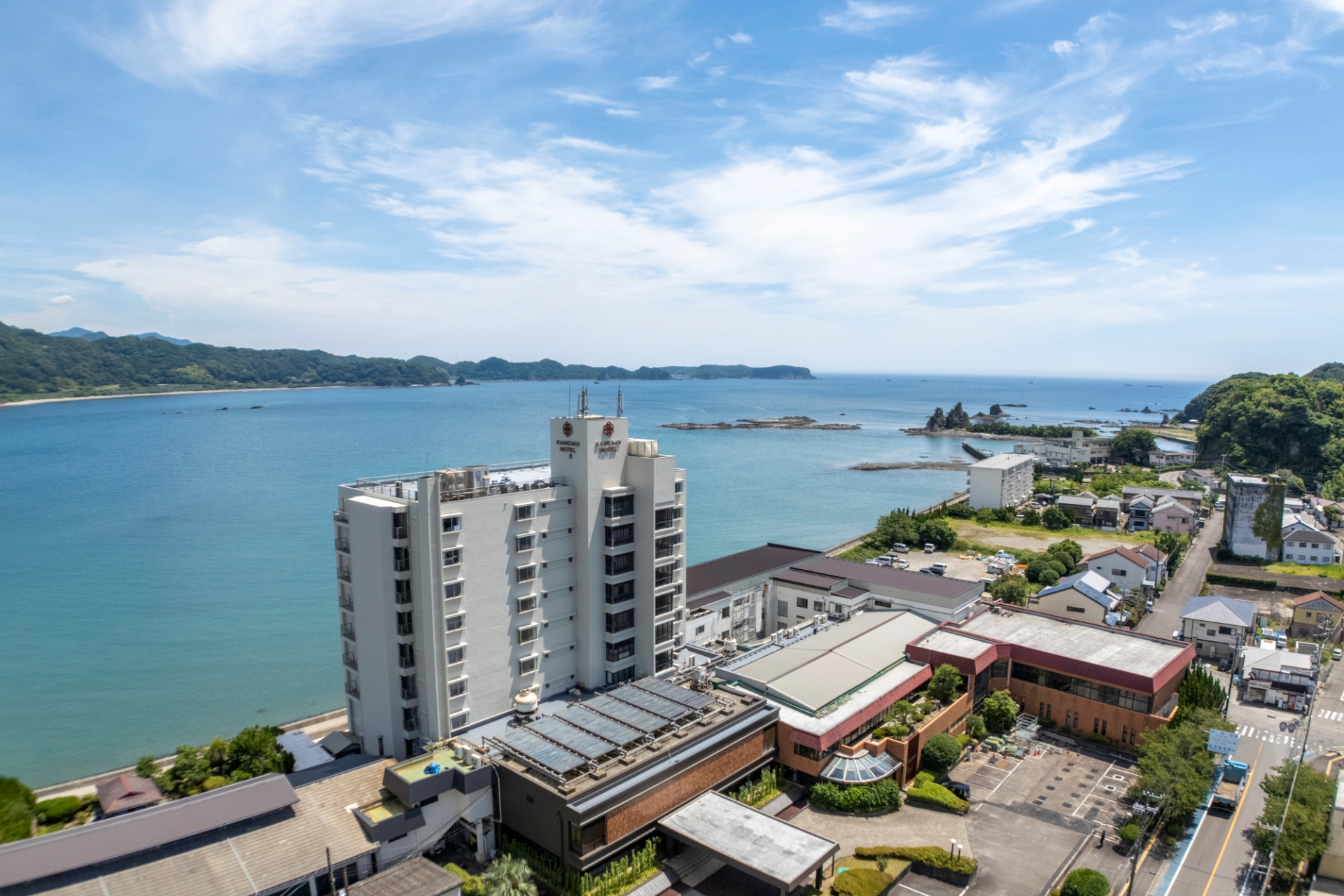 オーシャンビューの温泉宿「亀の井ホテル 那智勝浦」。露天風呂は開放感抜群！　ディナーでは、生まぐろ水揚げ日本一の勝浦漁港から仕入れた新鮮な海の幸を堪能