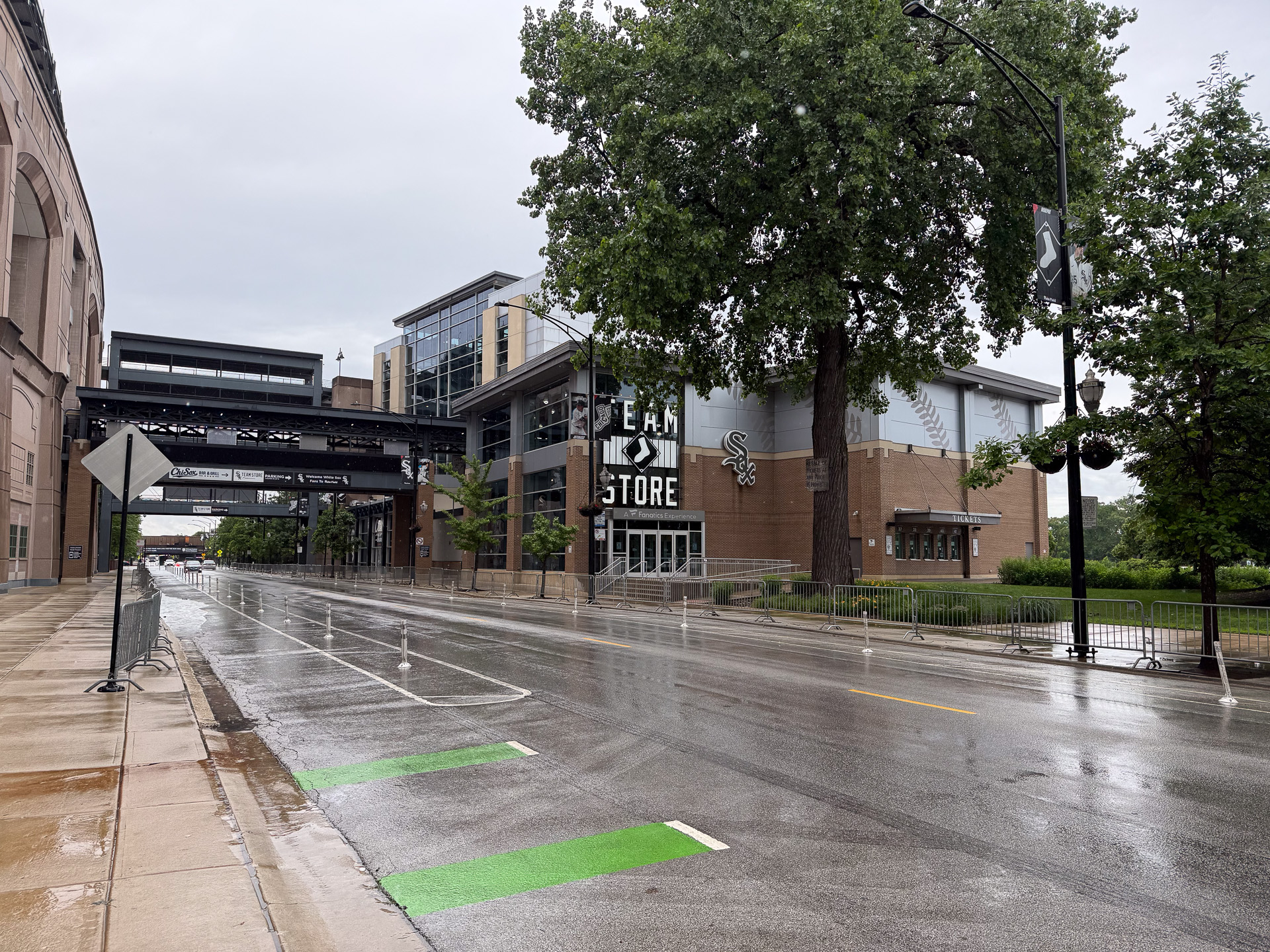 駅からまっすぐ西に向かうと、球場右手にまず見えてくるのが公式グッズストアの「Chicago White Sox Team Store」