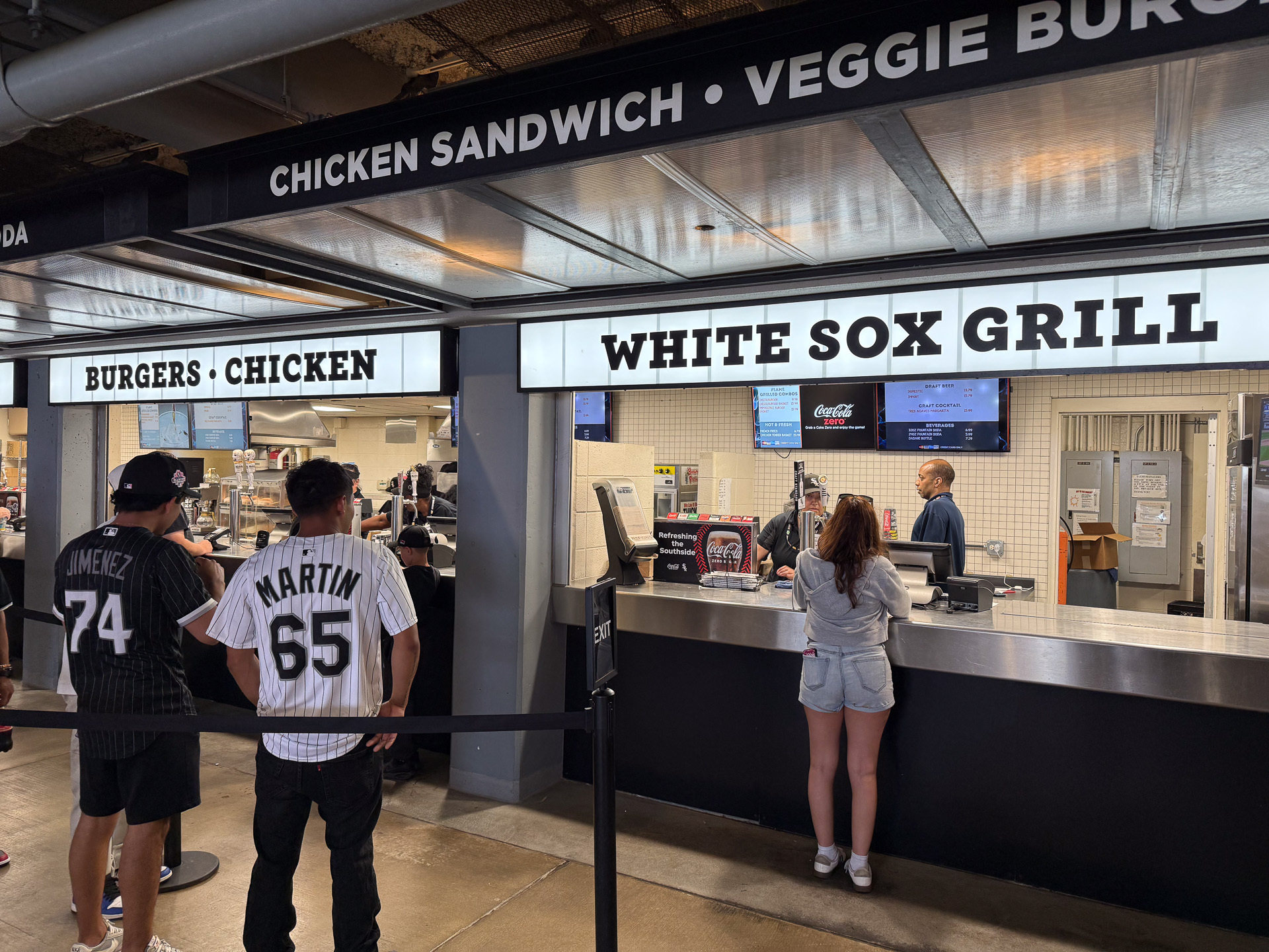 バーガーやサンドイッチの「White Sox Grill」