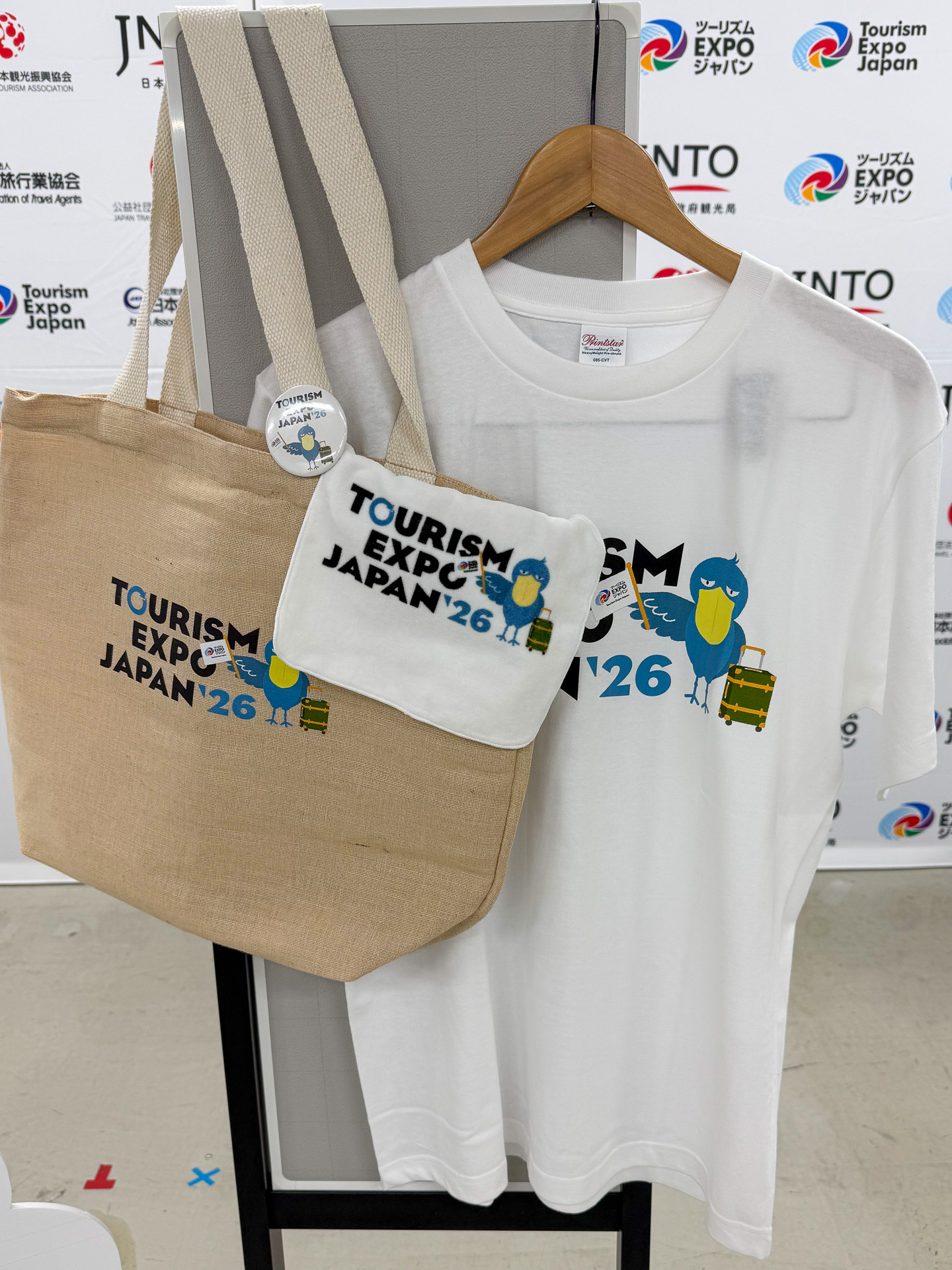 Tシャツやトートバッグなどのグッズを会場で販売。公式キャラクターとして育てていく