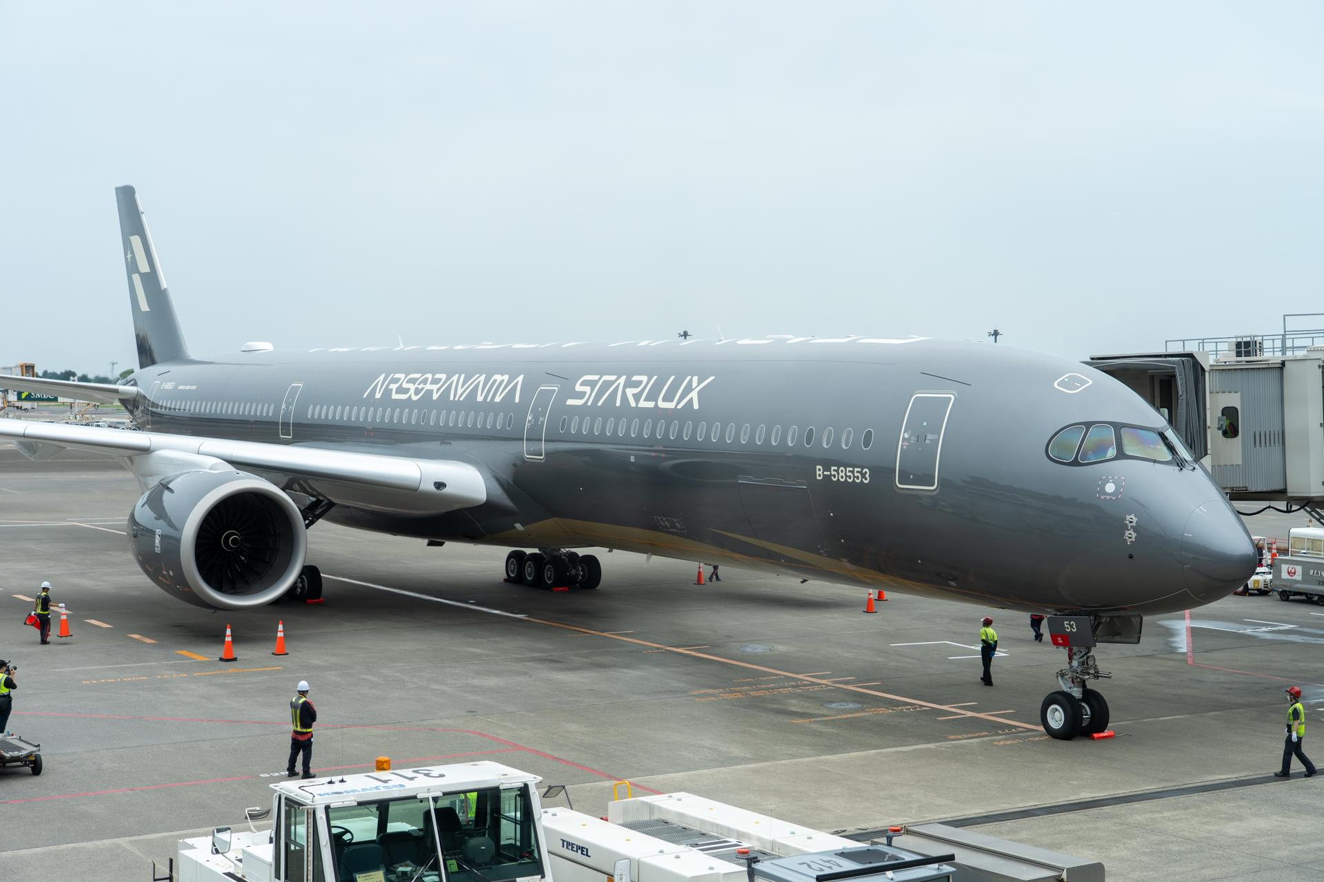 成田空港に初就航したスターラックス航空の「STARLUX AIRSORAYAMA SILVER」