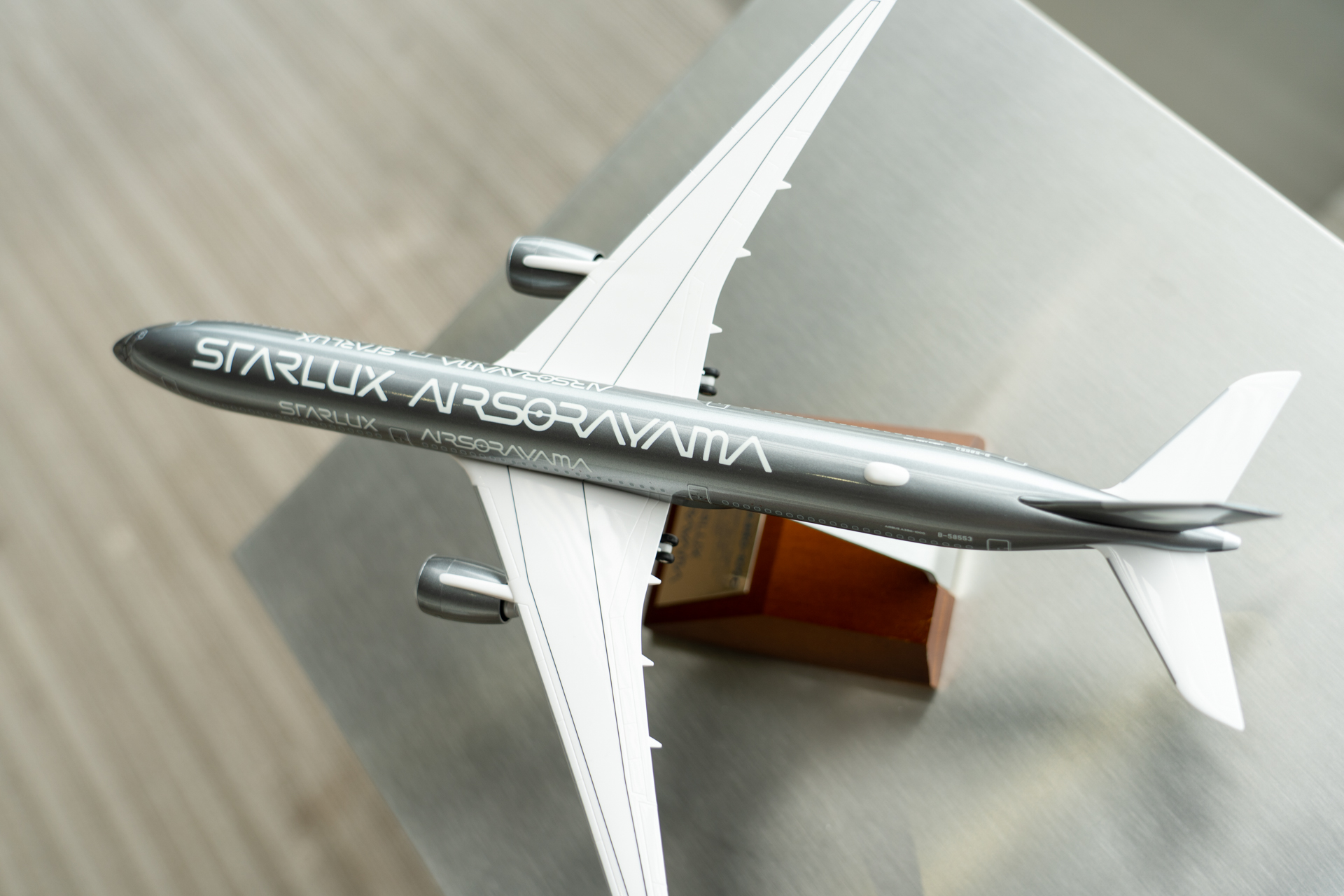 同社の最新鋭フラグシップであるエアバス A350-1000型機がベースとして使用されている（写真は展示モデルプレーン）