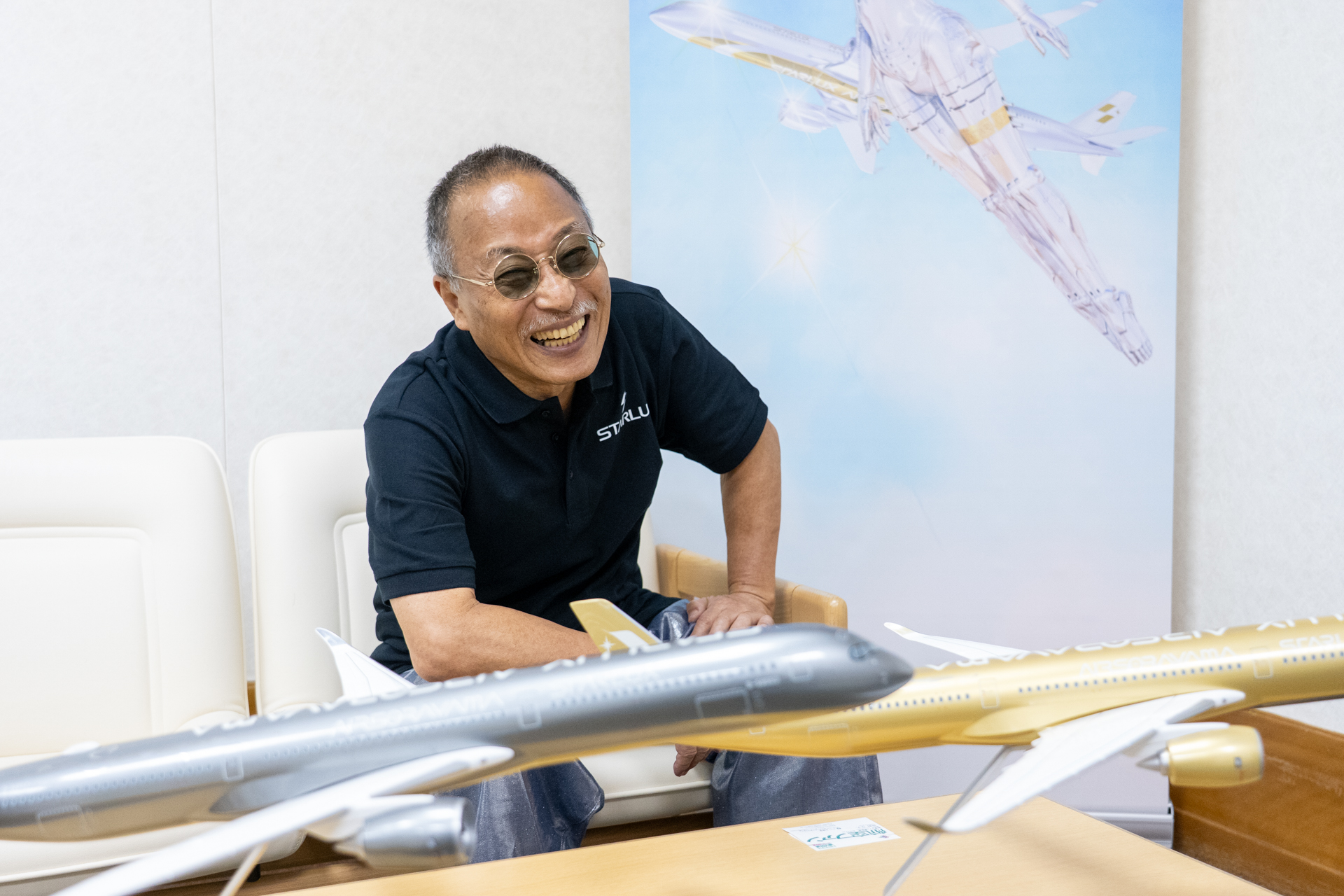 完成した実機を初めて目にするのを前に、「自分でもワクワクする」と笑顔で心境を語る空山基氏
