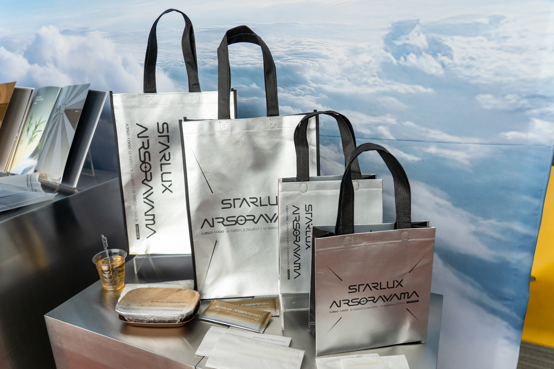 「STARLUX AIRSORAYAMA」仕様の機内免税品用のショッピングバッグや機内アメニティ類