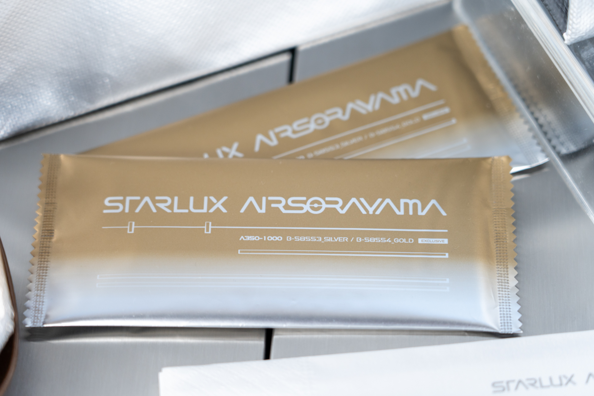 「STARLUX AIRSORAYAMA」仕様の機内免税品用のショッピングバッグや機内アメニティ類