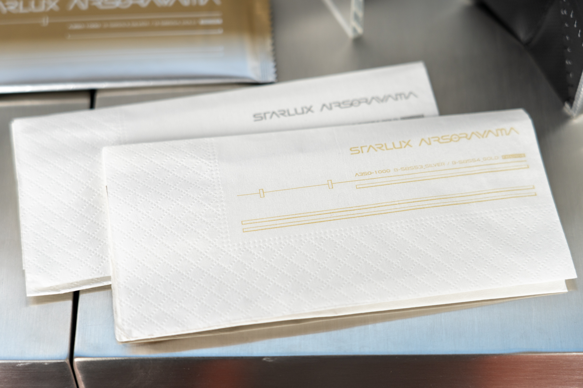 「STARLUX AIRSORAYAMA」仕様の機内免税品用のショッピングバッグや機内アメニティ類