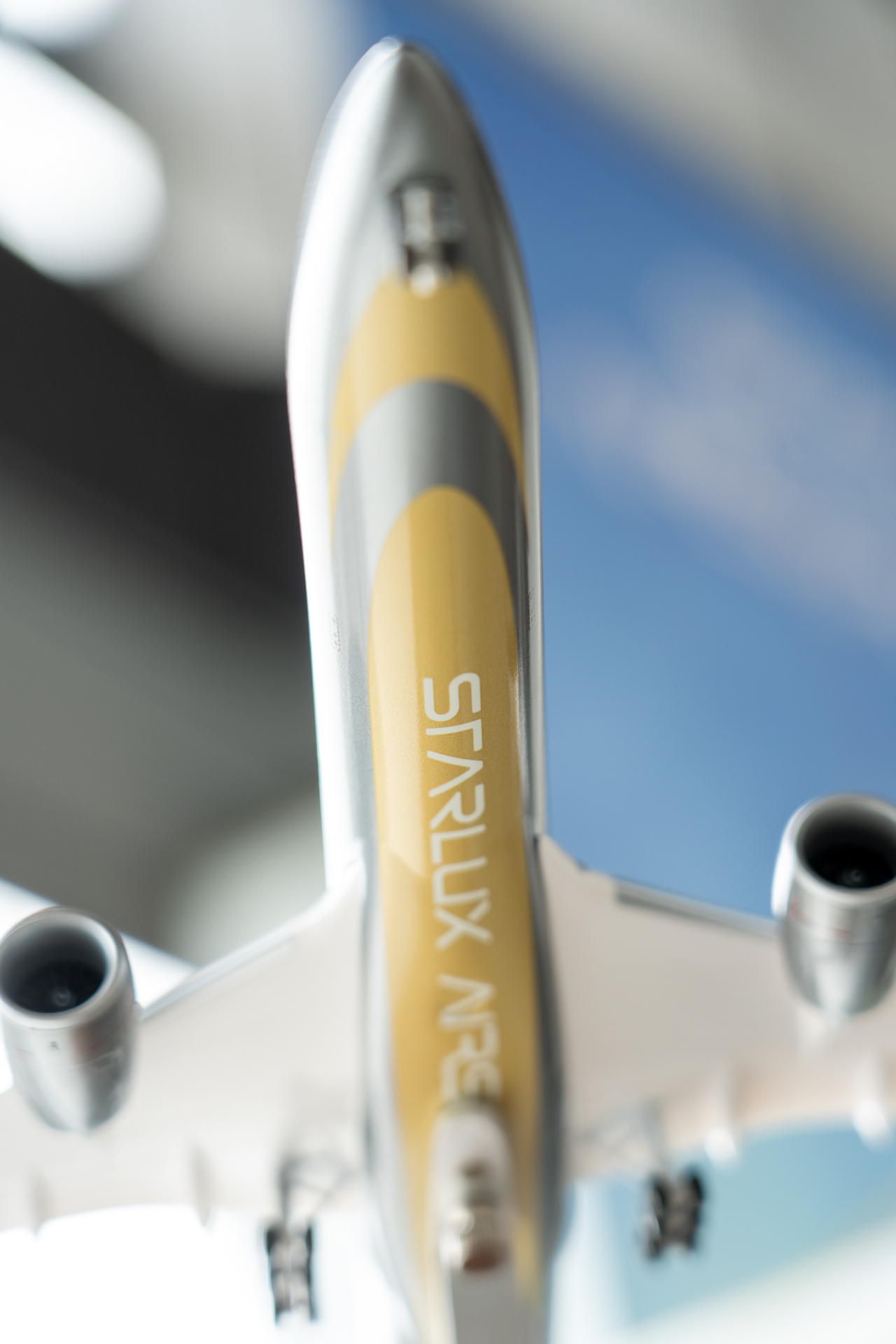 モデルプレーンの機体底部。地上から見上げた際に目に入るお腹の部分にも「STARLUX AIRSORAYAMA」のロゴが大きく塗装されている