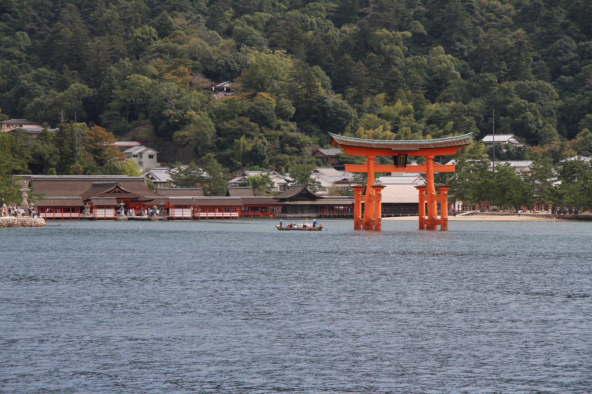 宮島フェリーの船上から厳島神社を見る