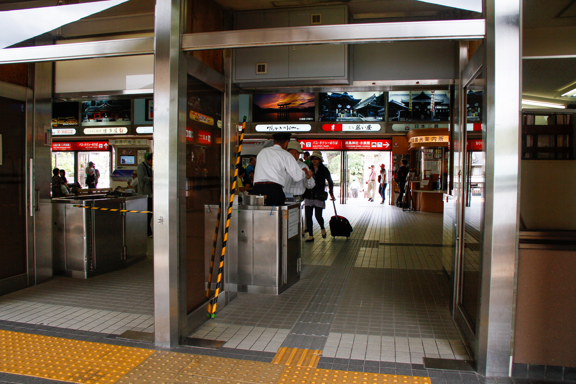 宮島側の駅。改札の造作は鉄道の駅と同じだ（2011年撮影）