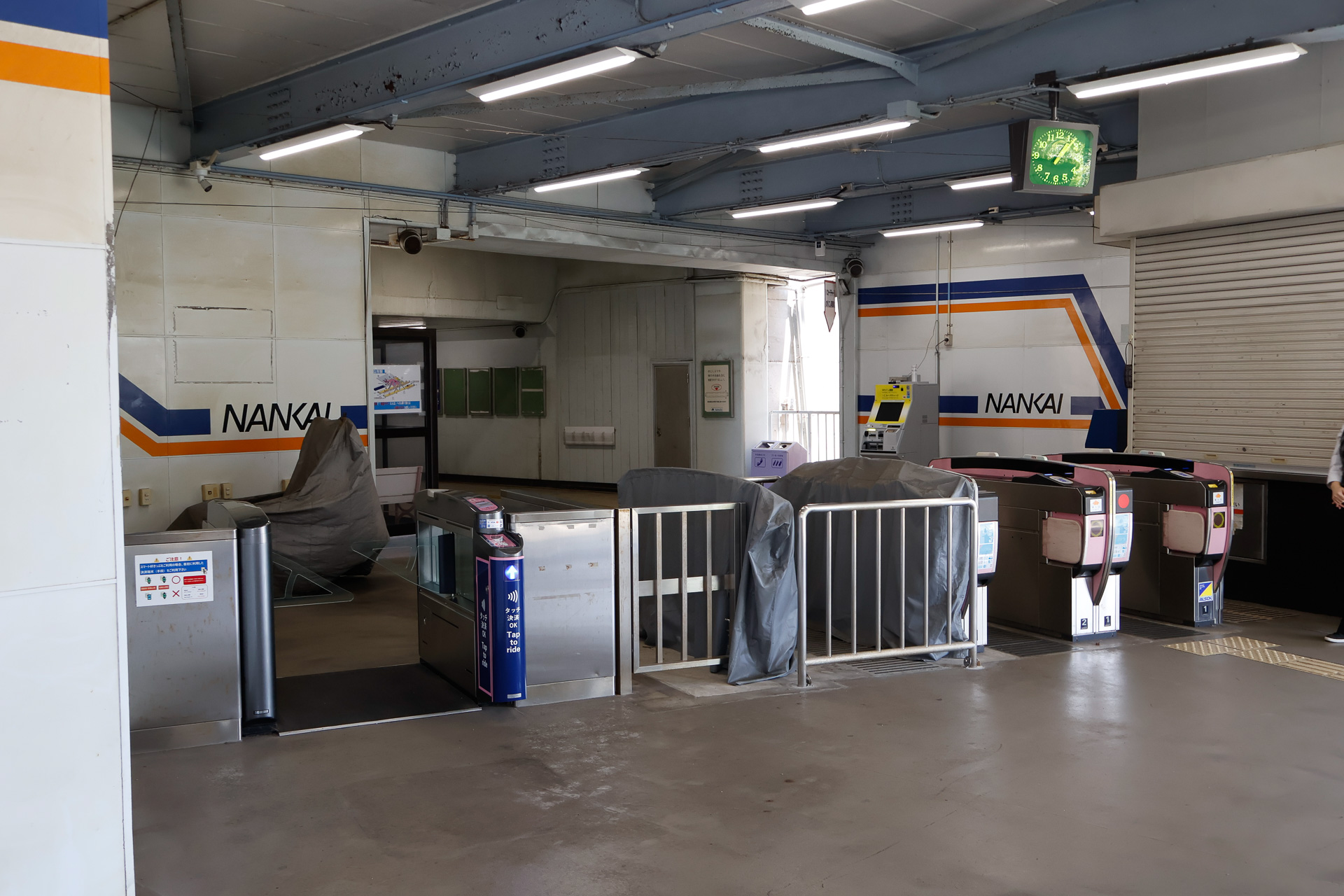 南海の和歌山港駅。「スマート好きっぷ」を利用する場合、タッチ決済対応通路を利用する必要がある